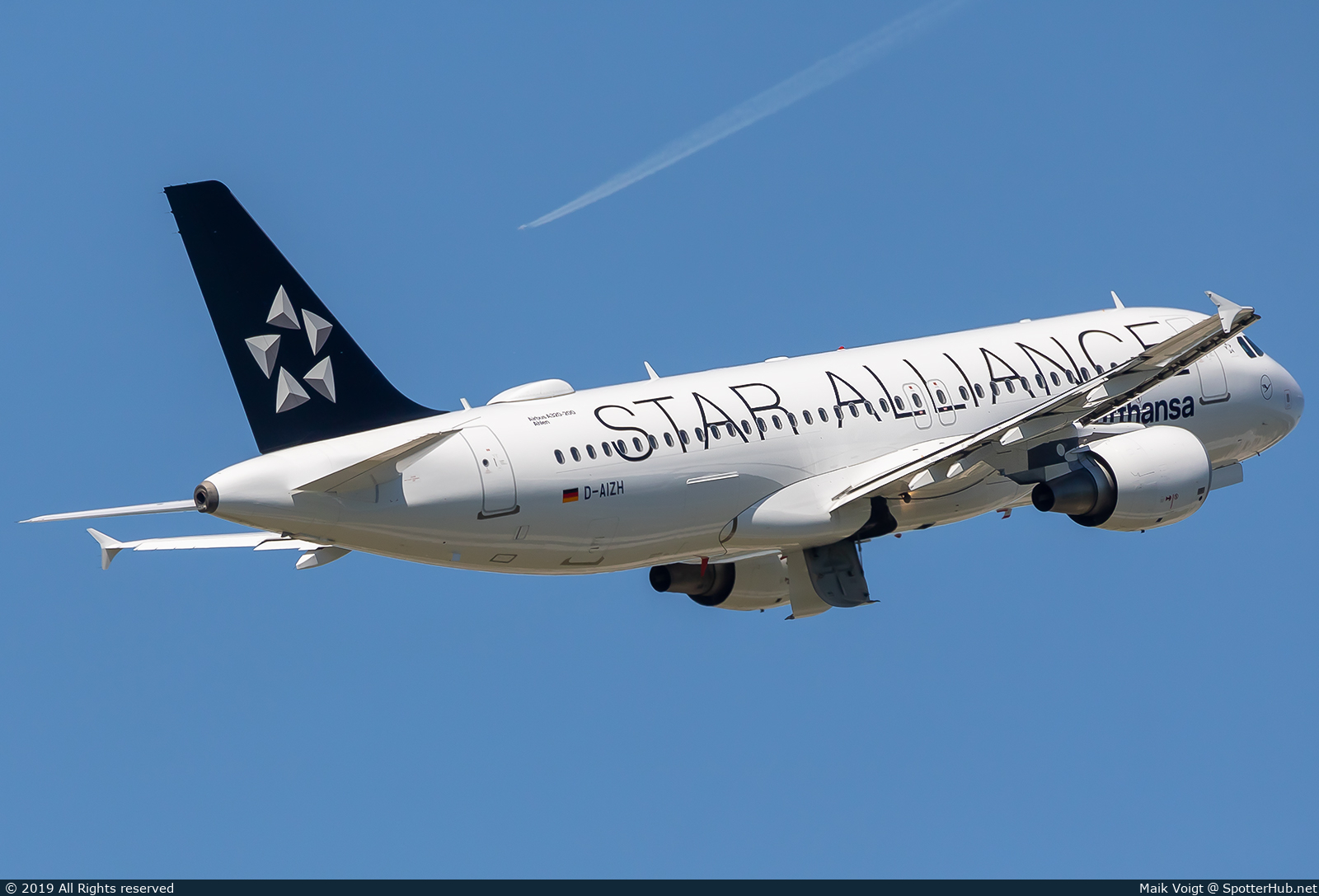 Photo of D-AIZH - Airbus A320-214 operated by Lufthansa