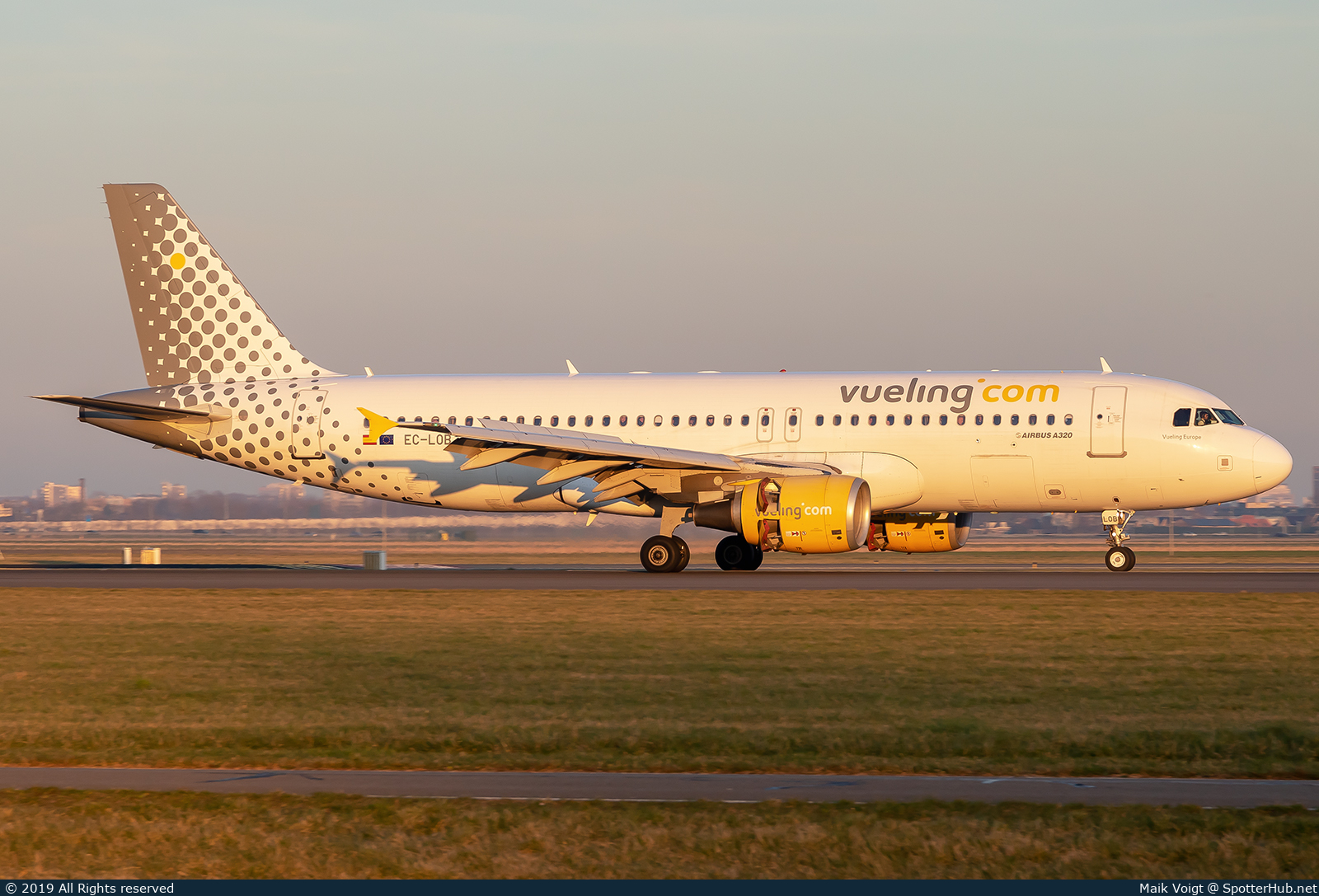 Photo of EC-LOB - Airbus A320-214 operated by Vueling