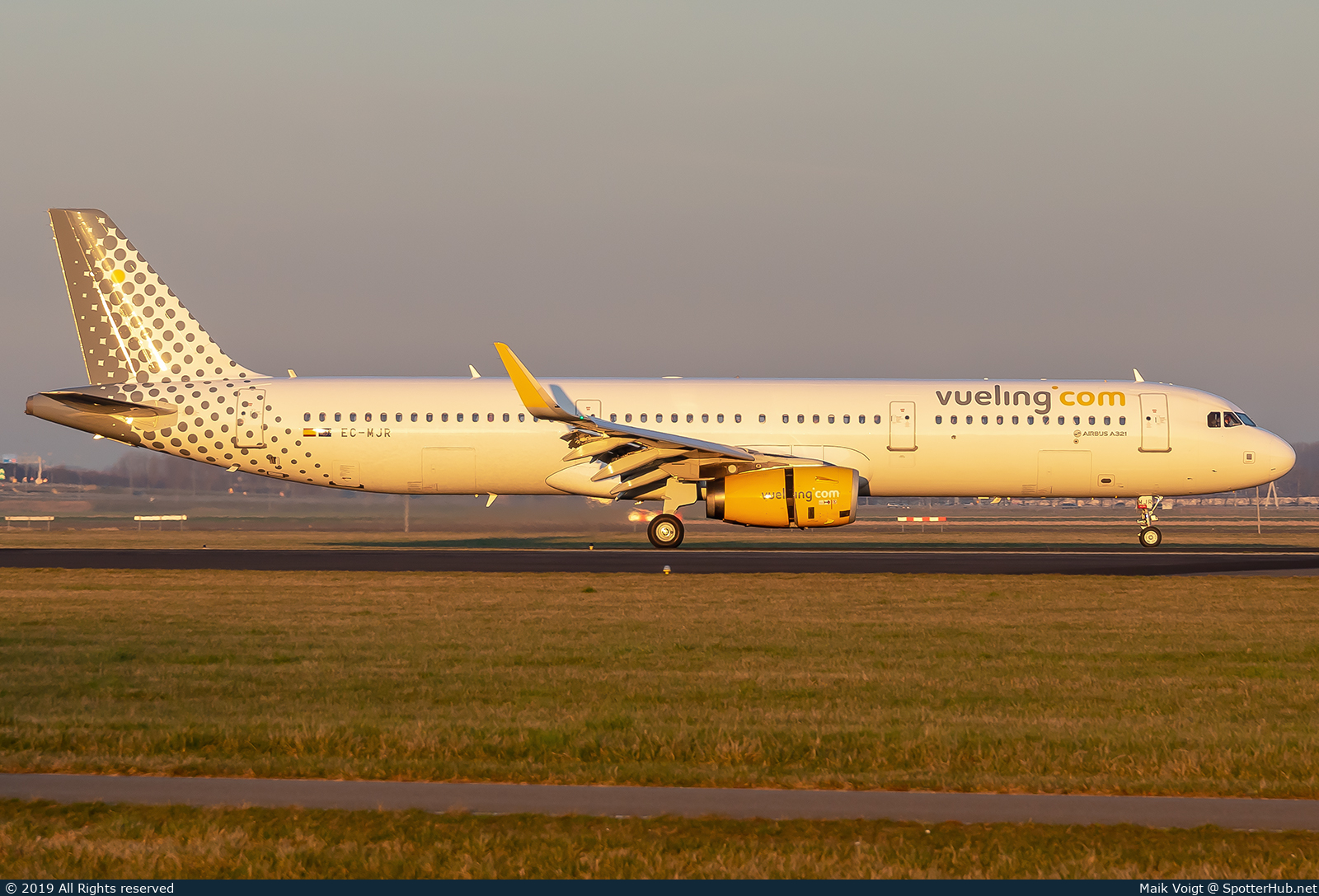 Photo of EC-MJR - Airbus A321-231 operated by Vueling