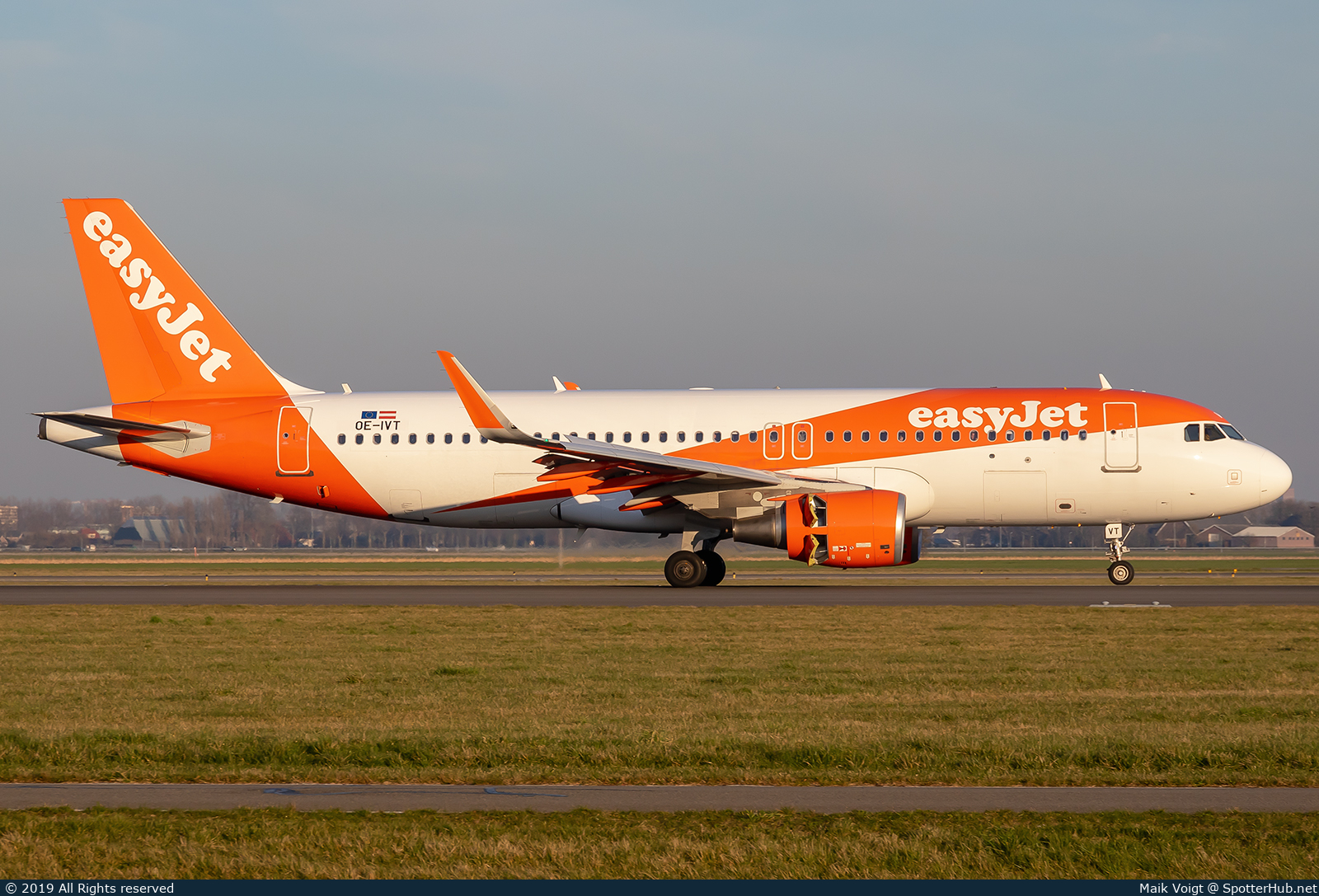 Photo of OE-IVT - Airbus A320-214 operated by easyJet Europe
