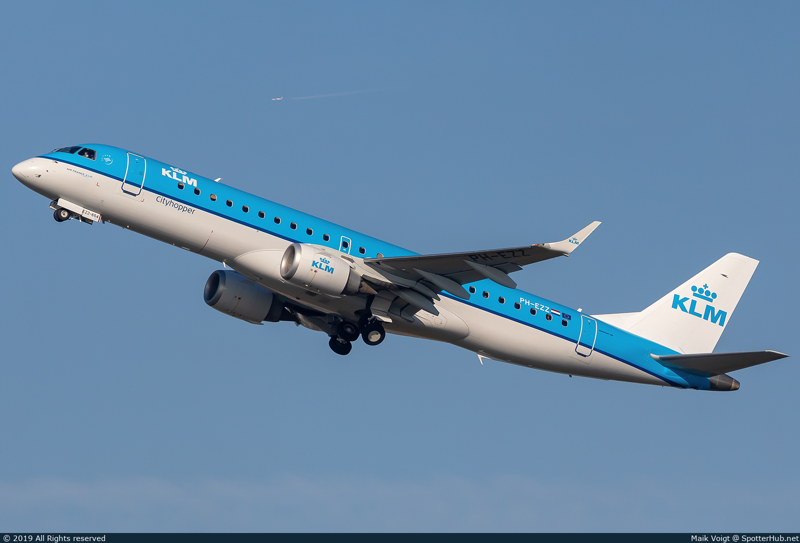 Photo of PH-EZZ - Embraer ERJ-190STD operated by KLM Cityhopper