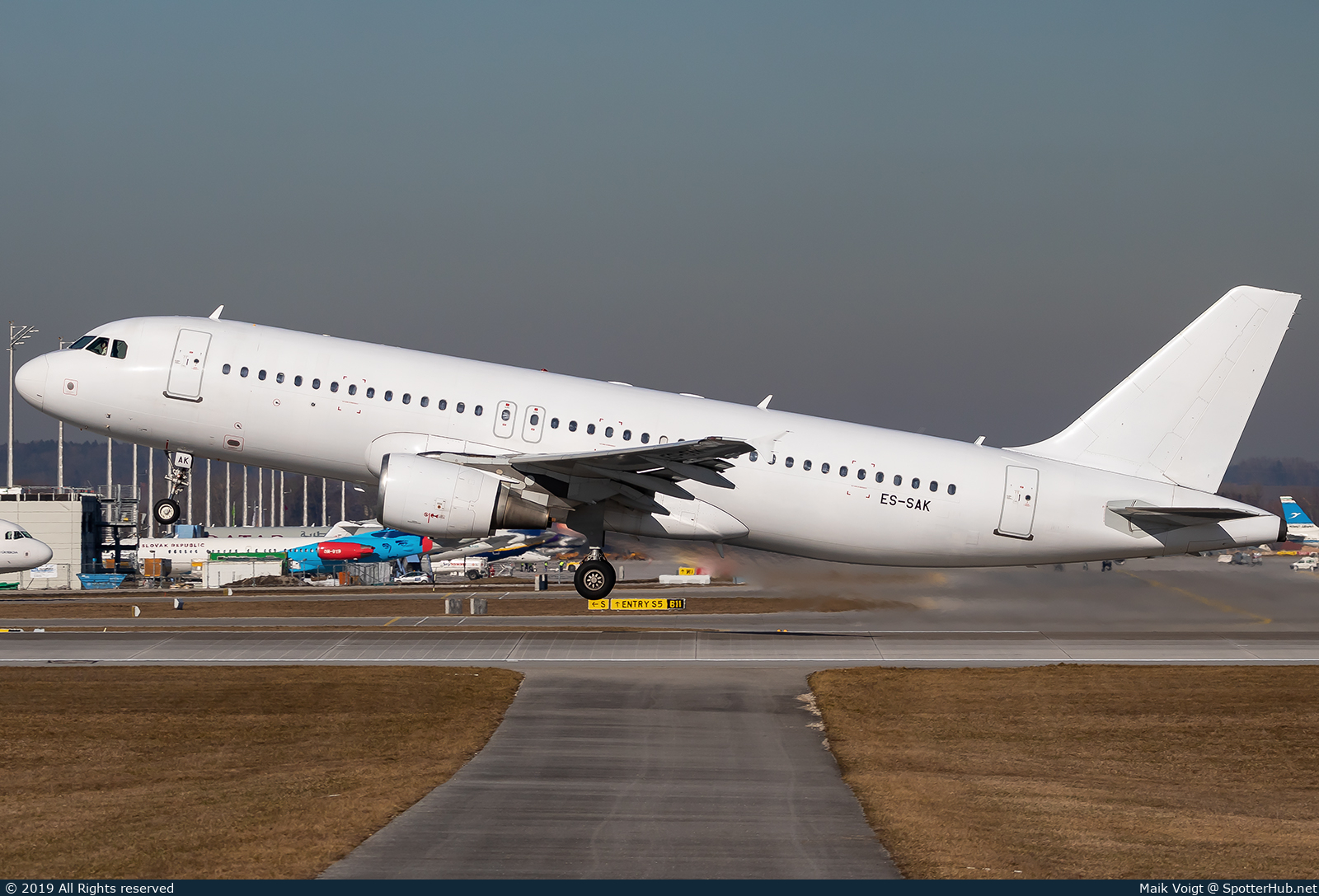 Photo of ES-SAK - Airbus A320-214 operated by SmartLynx Estonia