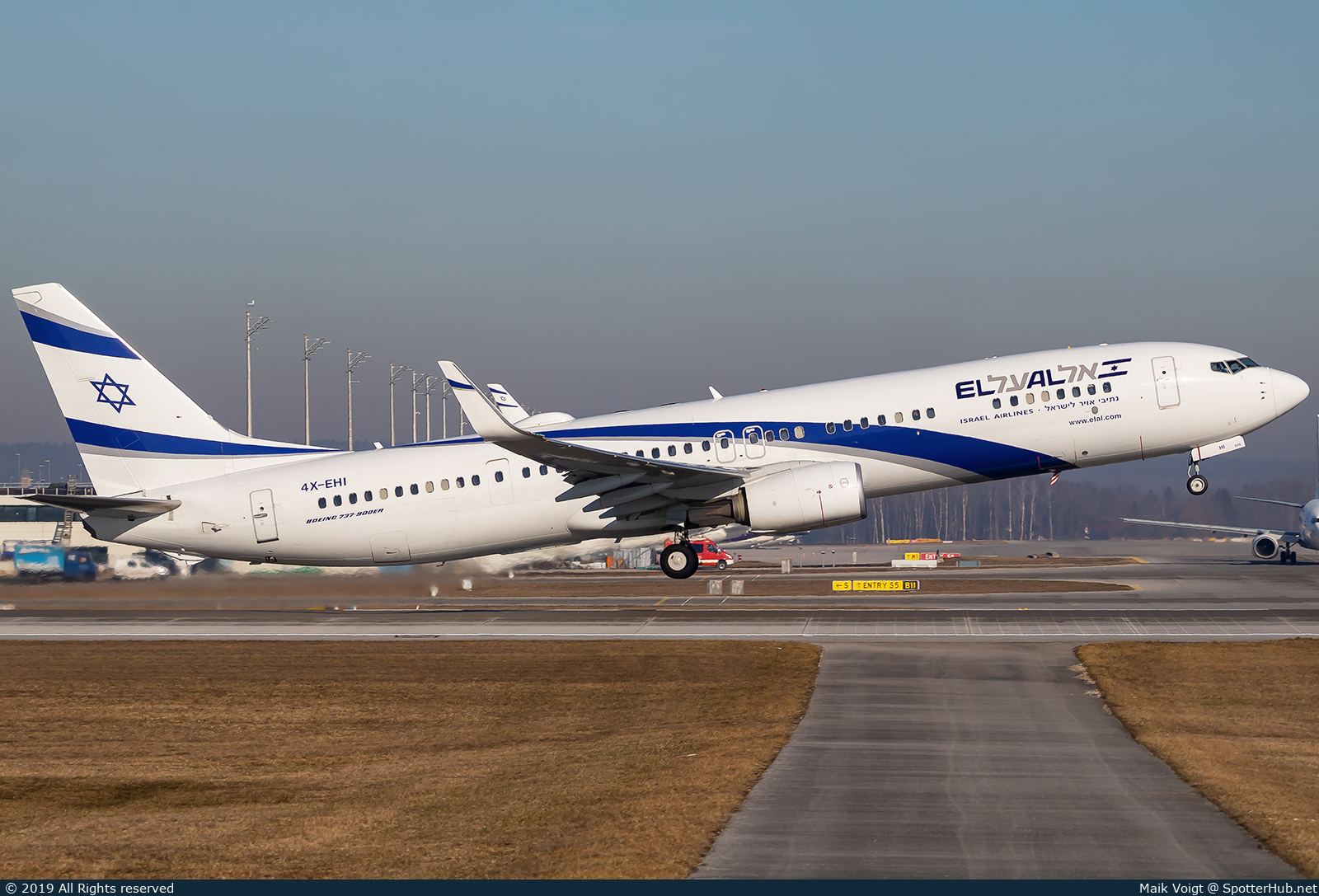 Photo of 4X-EHI - Boeing 737-958(ER) operated by El Al Israel Airlines