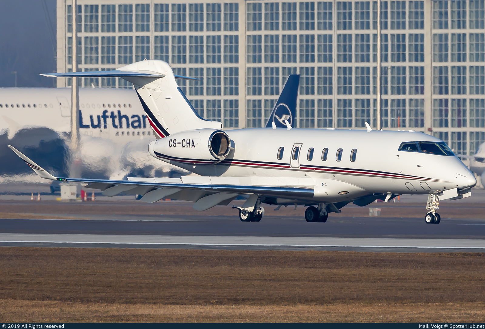 Photo of CS-CHA - Bombardier Challenger 350 operated by NetJets Europe