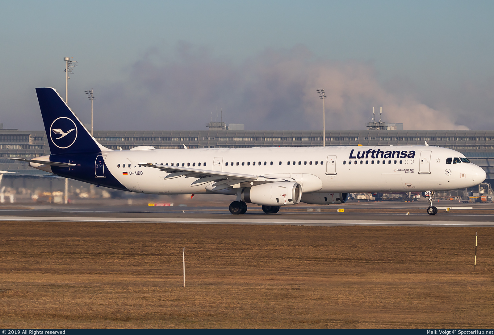 Photo of D-AIDB - Airbus A321-231 operated by Lufthansa
