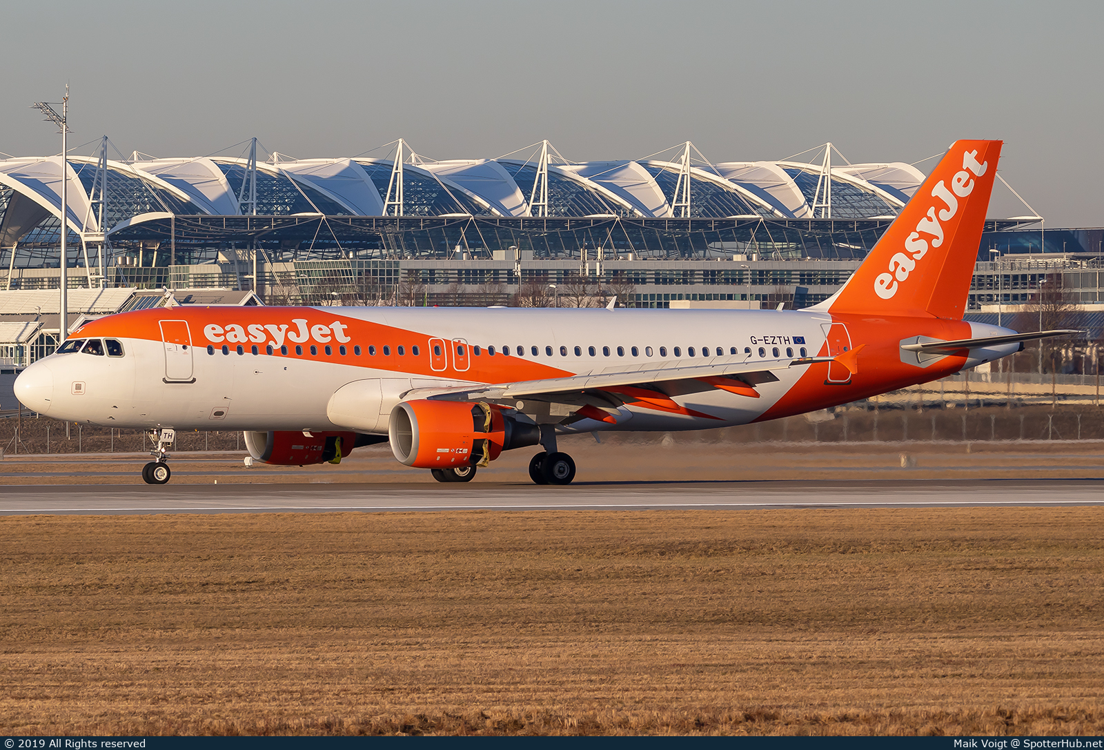 Photo of G-EZTH - Airbus A320-214 operated by easyJet