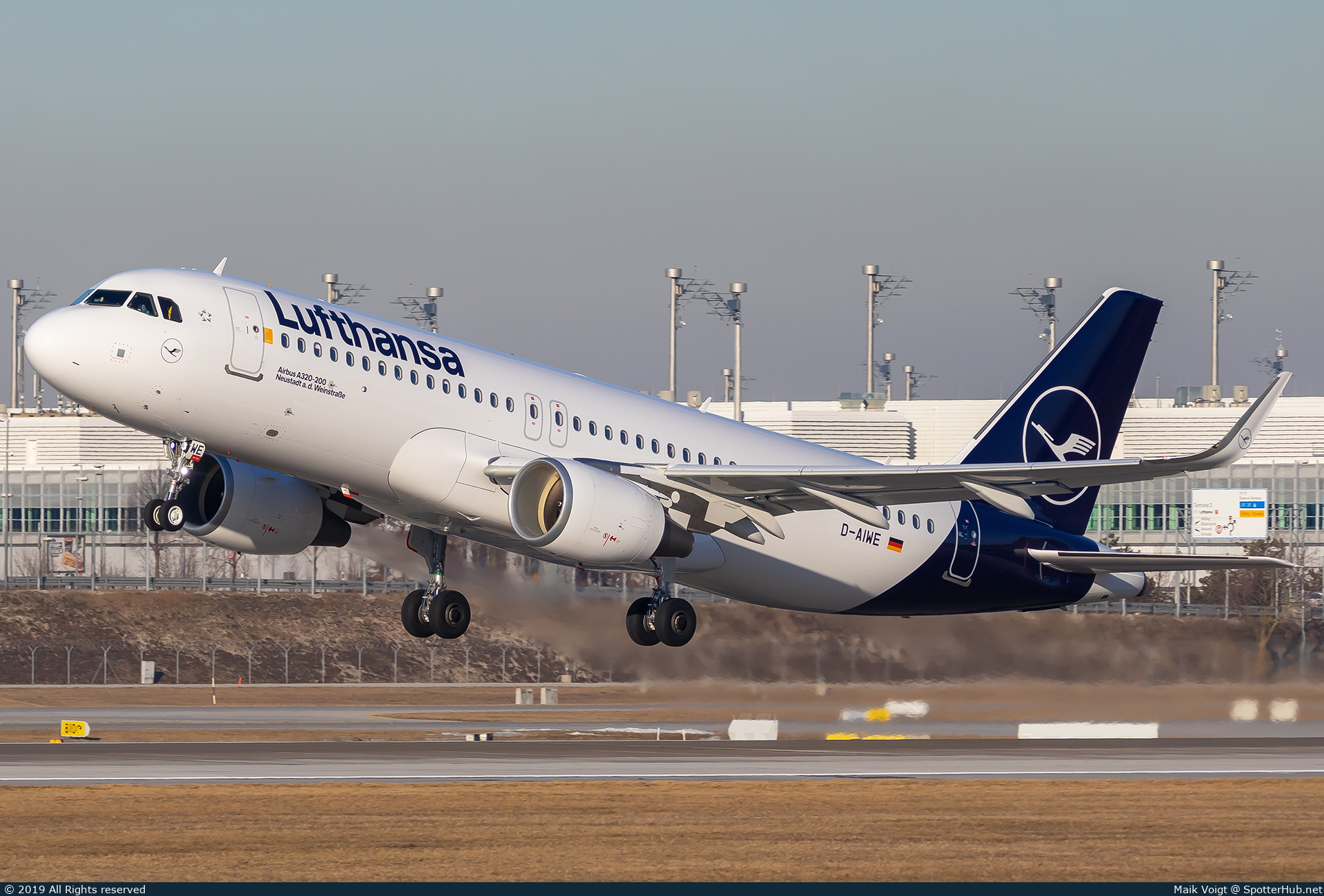 Photo of D-AIWE - Airbus A320-214 operated by Lufthansa