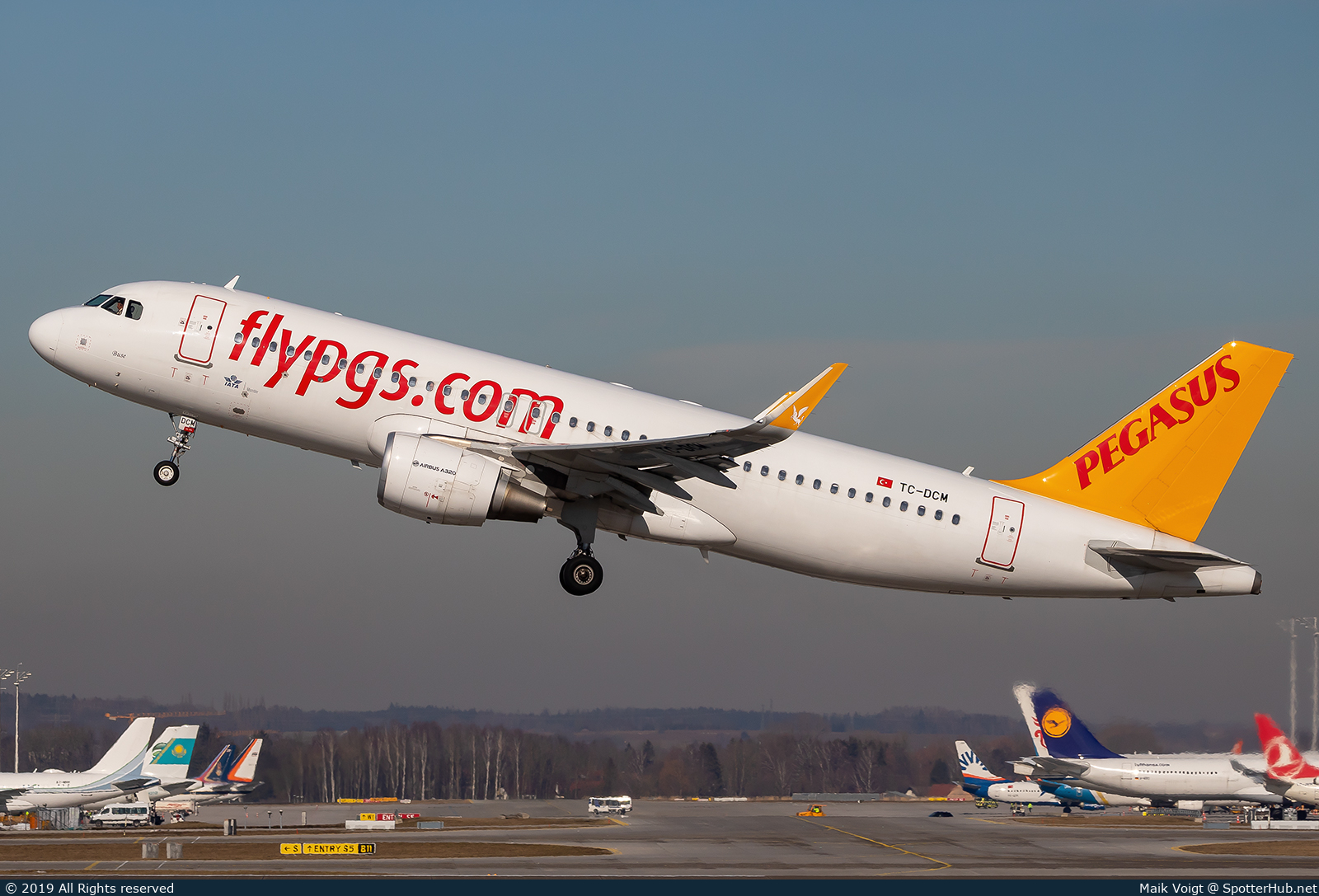 Photo of TC-DCM - Airbus A320-214 operated by Pegasus Airlines