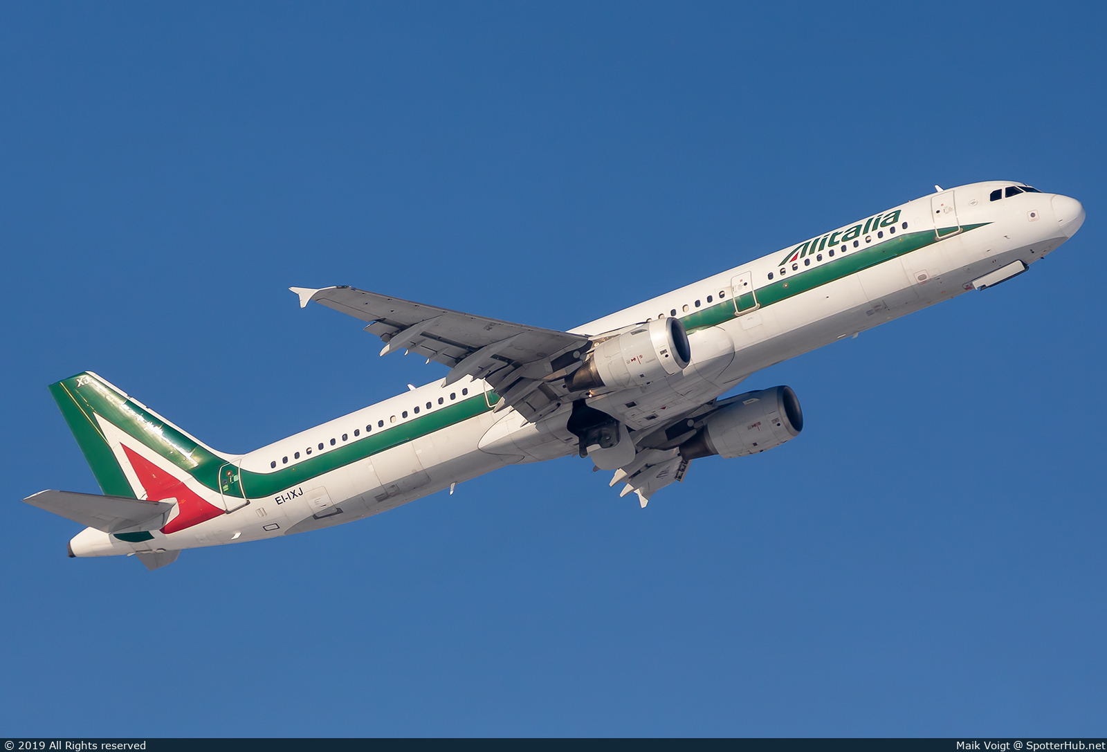 Photo of EI-IXJ - Airbus A321-112 operated by Alitalia