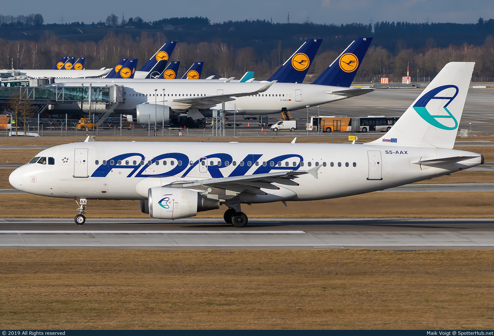 Photo of S5-AAX - Airbus A319-111 operated by Adria Airways