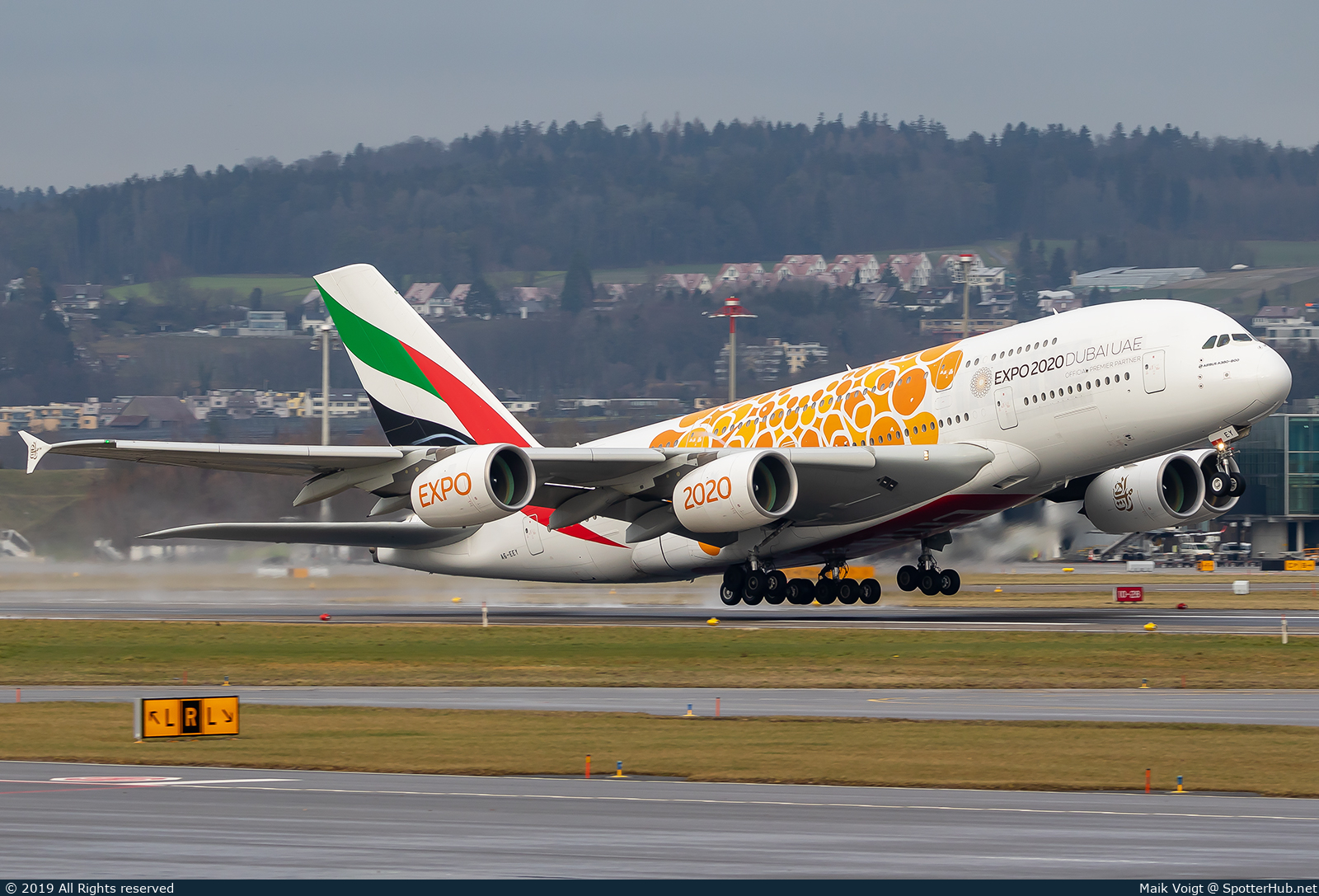 Photo of A6-EEY - Airbus A380-861 operated by Emirates