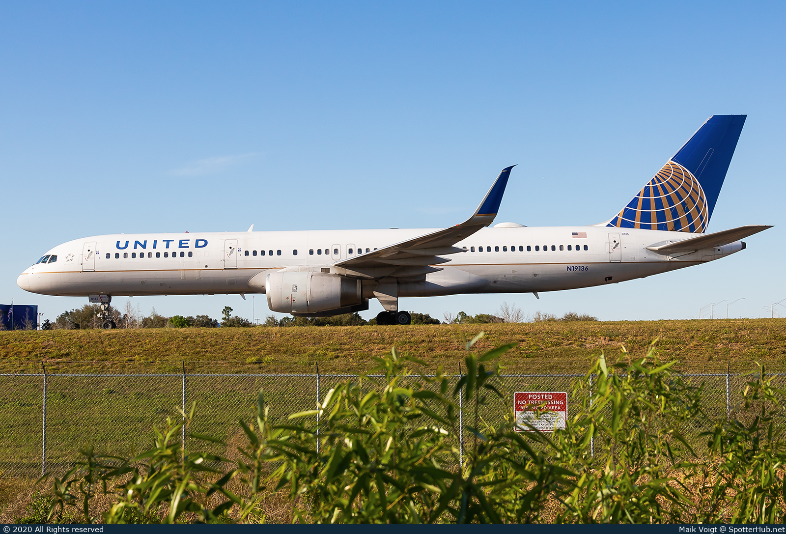 Photo of N19136 - Boeing 757-224 operated by United Airlines