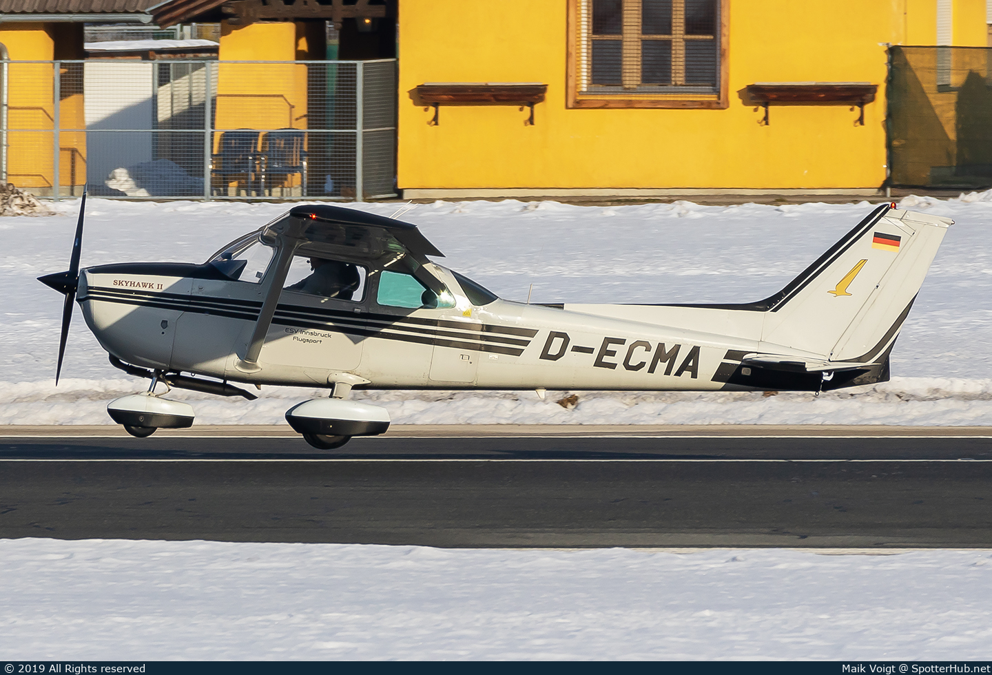 Photo of D-ECMA - Cessna 172M Skyhawk II operated by Eisenbahner Sportverein Innsbruck