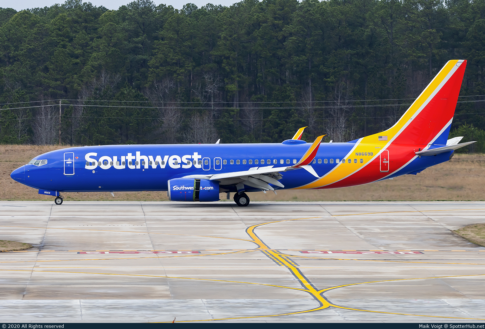 Photo of N8669B - Boeing 737-8H4 operated by Southwest Airlines