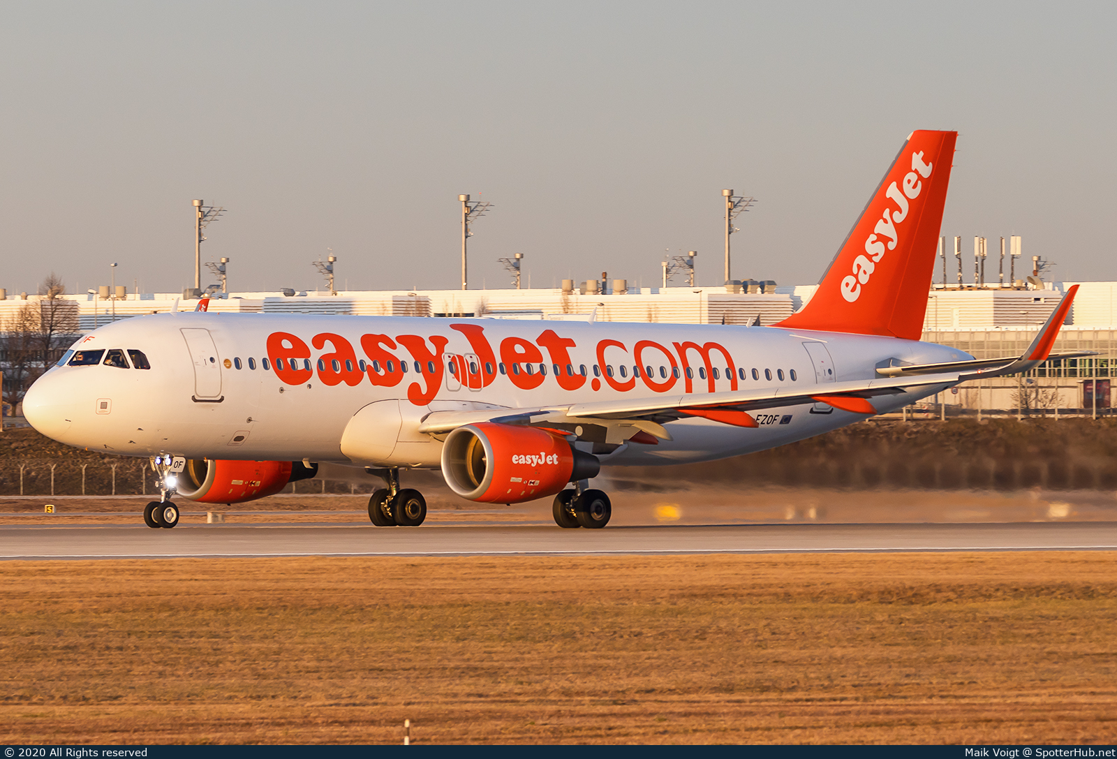 Photo of G-EZOF - Airbus A320-214 operated by easyJet