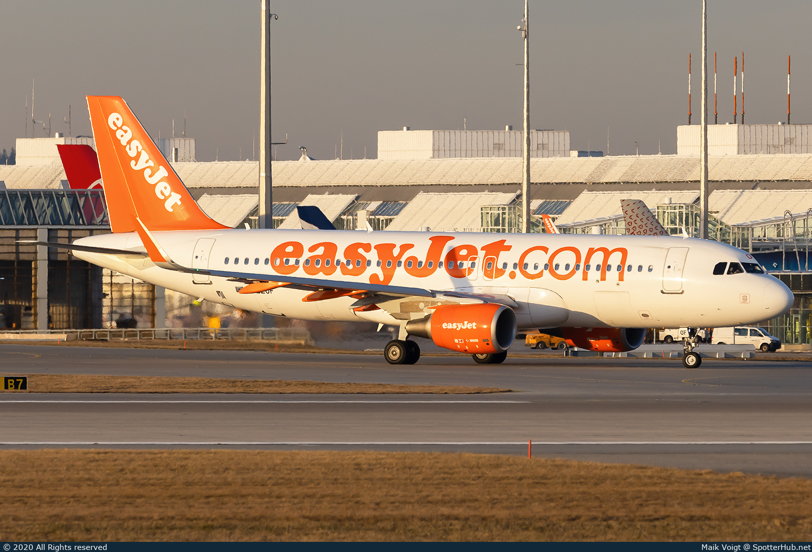 Photo of G-EZOF - Airbus A320-214 operated by easyJet