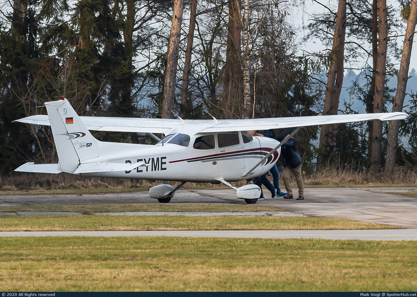 Photo of D-EYME - Cessna 172S Skyhawk SP operated by Motorfluggruppe Regensburg