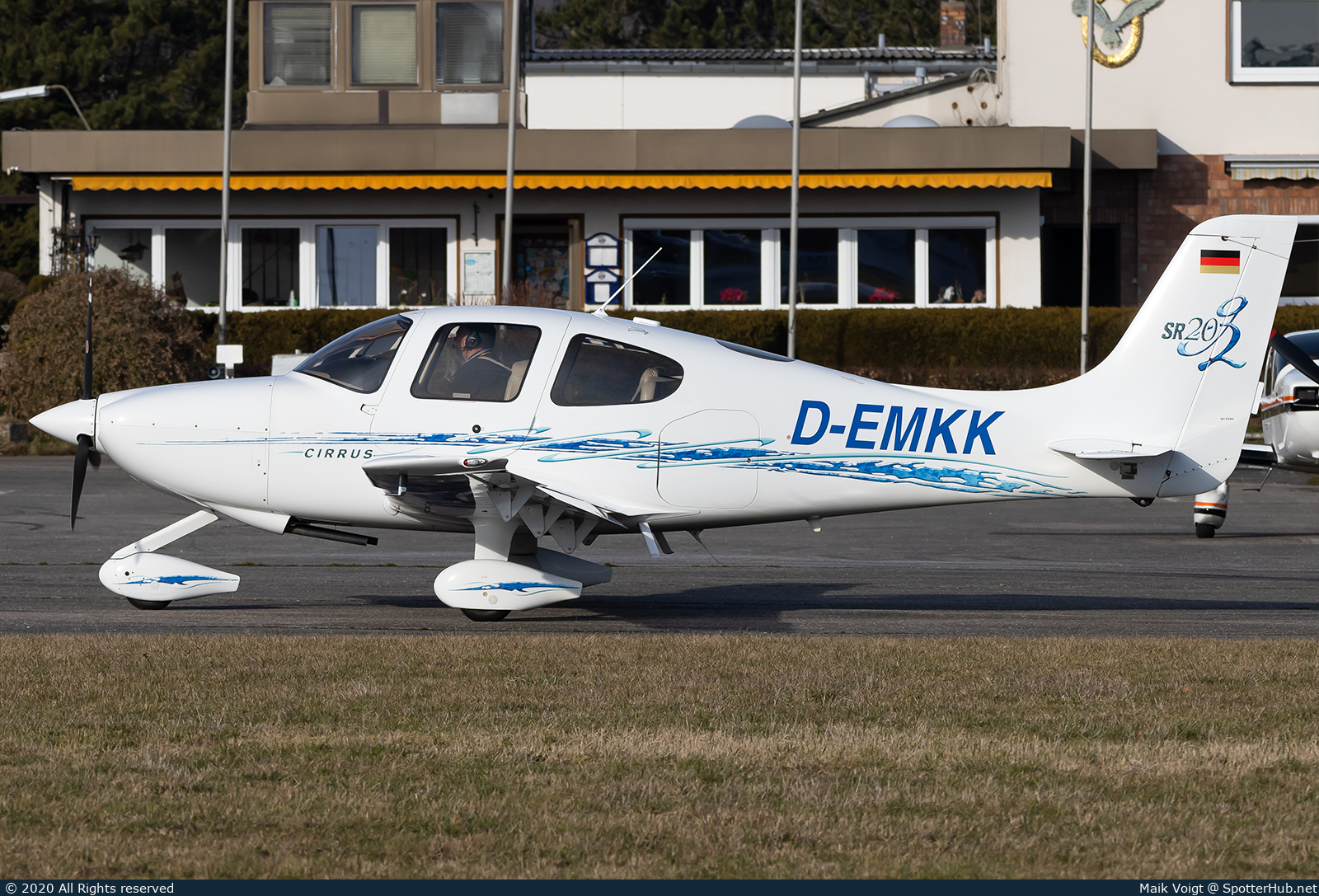 Photo of D-EMKK - Cirrus SR20 G2 operated by Flight Center Hannover