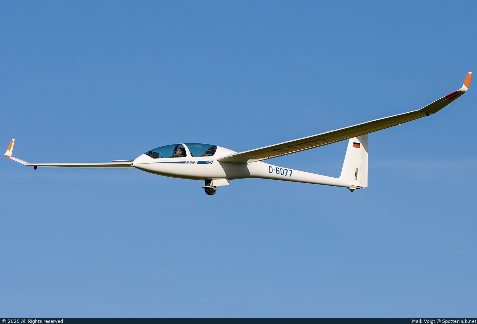 Photo of D-6077 - DG Flugzeugbau DG-1000S operated by Segelfliegergruppe Tannheim