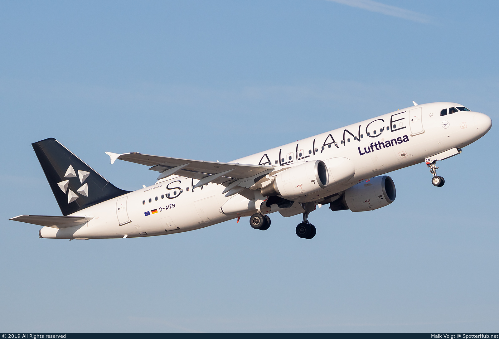 Photo of D-AIZN - Airbus A320-214 operated by Lufthansa