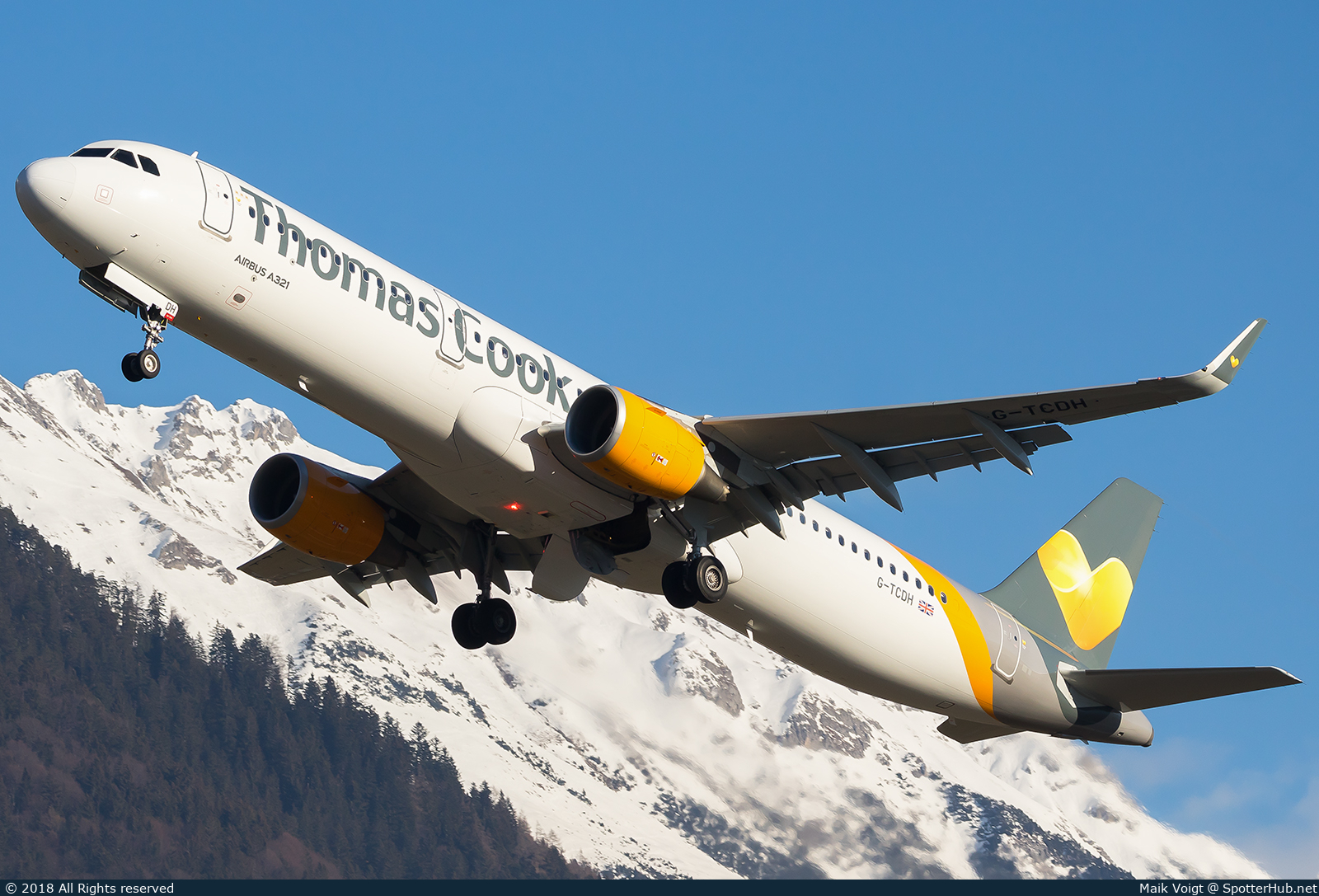 Photo of G-TCDH - Airbus A321-211 operated by Thomas Cook Airlines