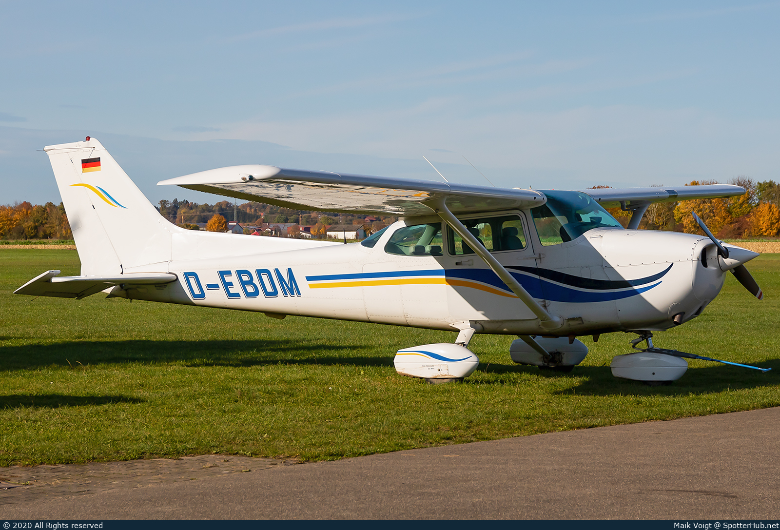 Photo of D-EBDM - Cessna 172P Skyhawk II operated by Flugschule Tannheim