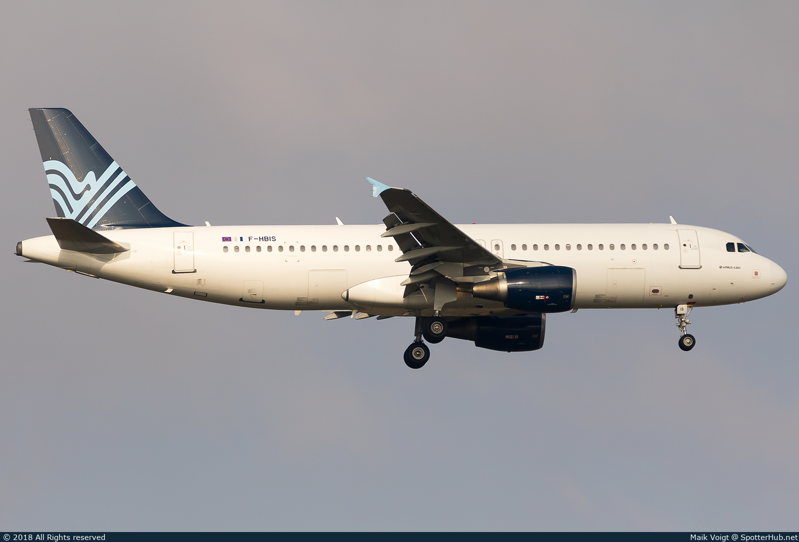 Photo of F-HBIS - Airbus A320-214 operated by TAP Air Portugal (opb Aigle Azur)