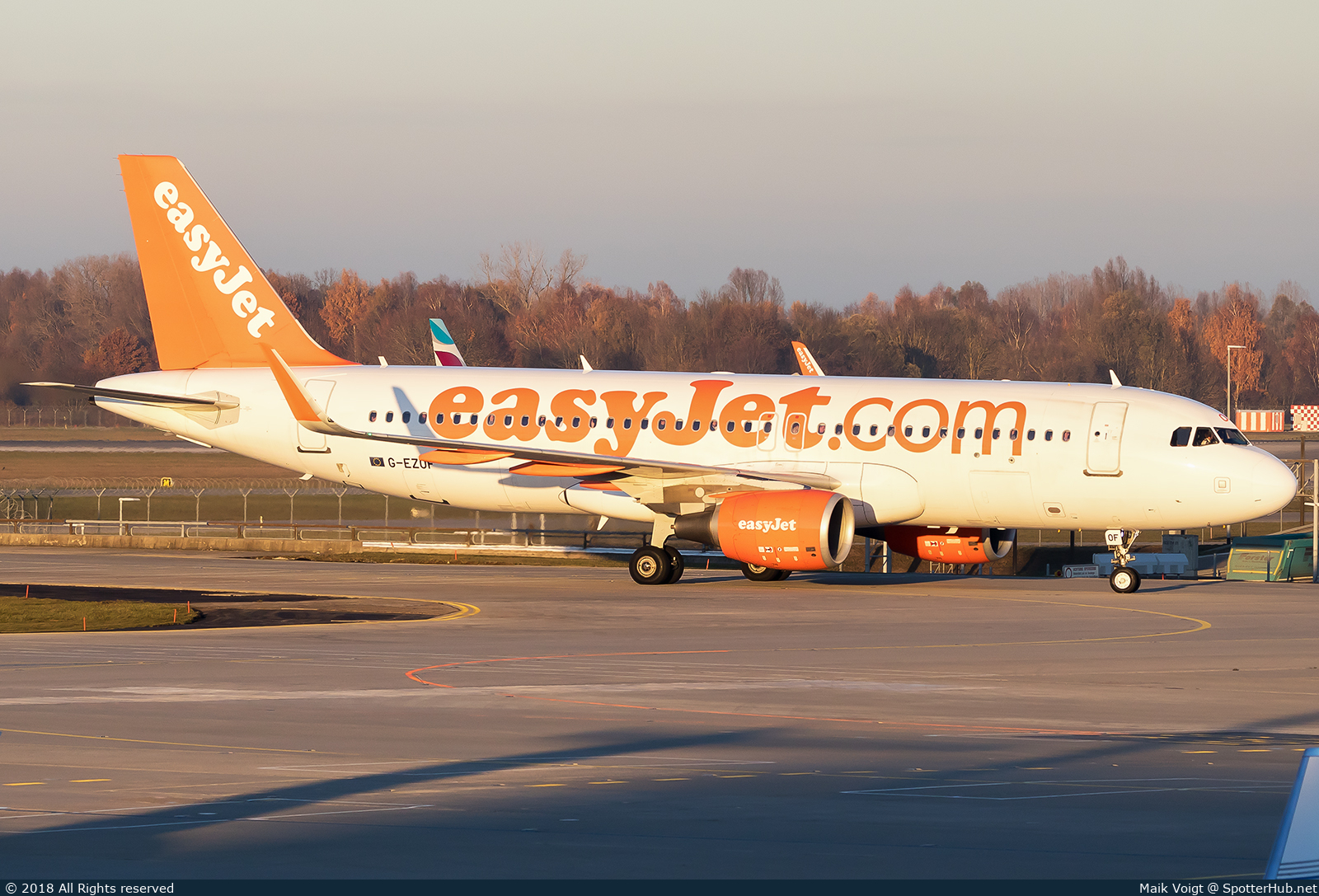 Photo of G-EZOF - Airbus A320-214 operated by easyJet