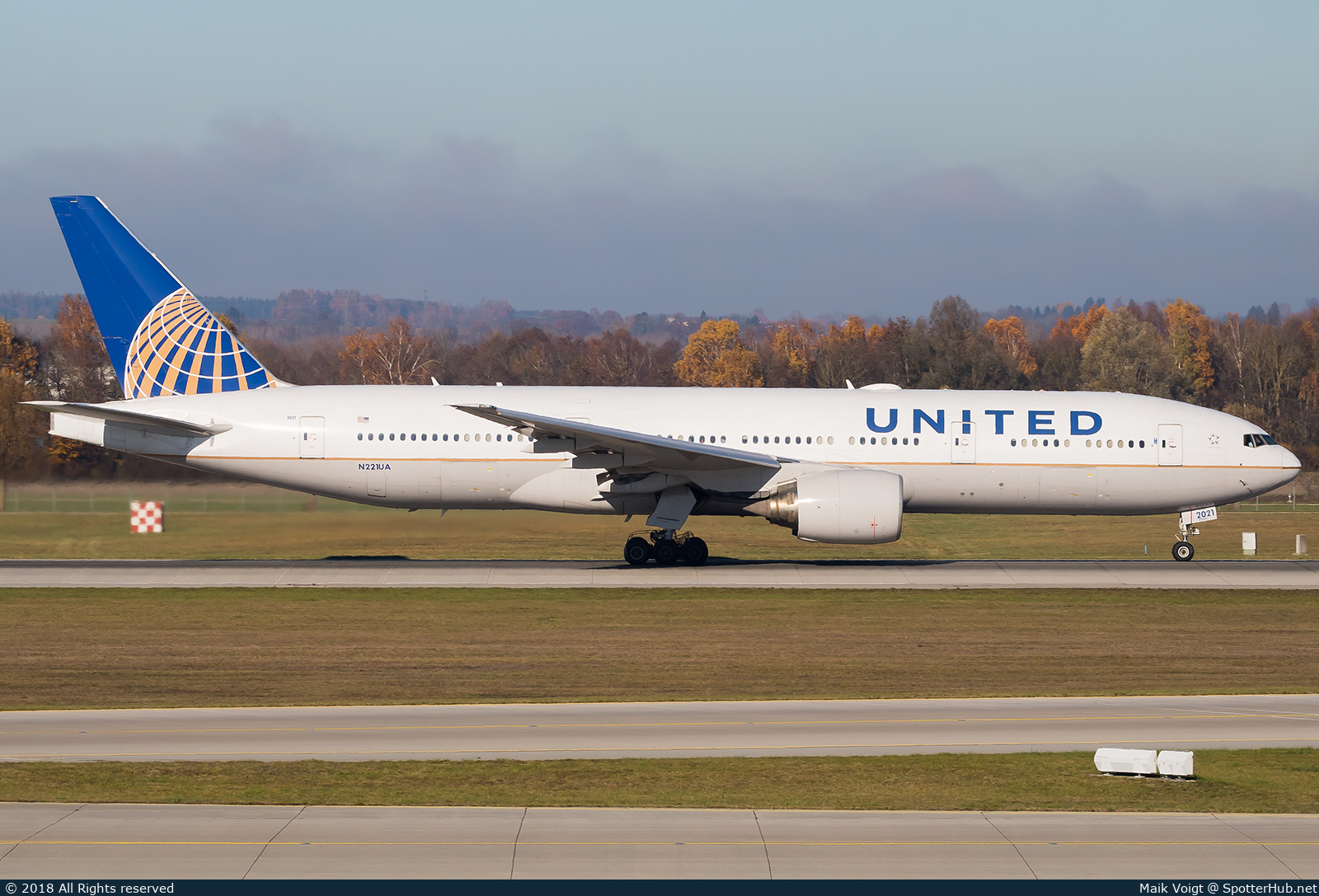 Photo of N221UA - Boeing 777-222(ER) operated by United Airlines