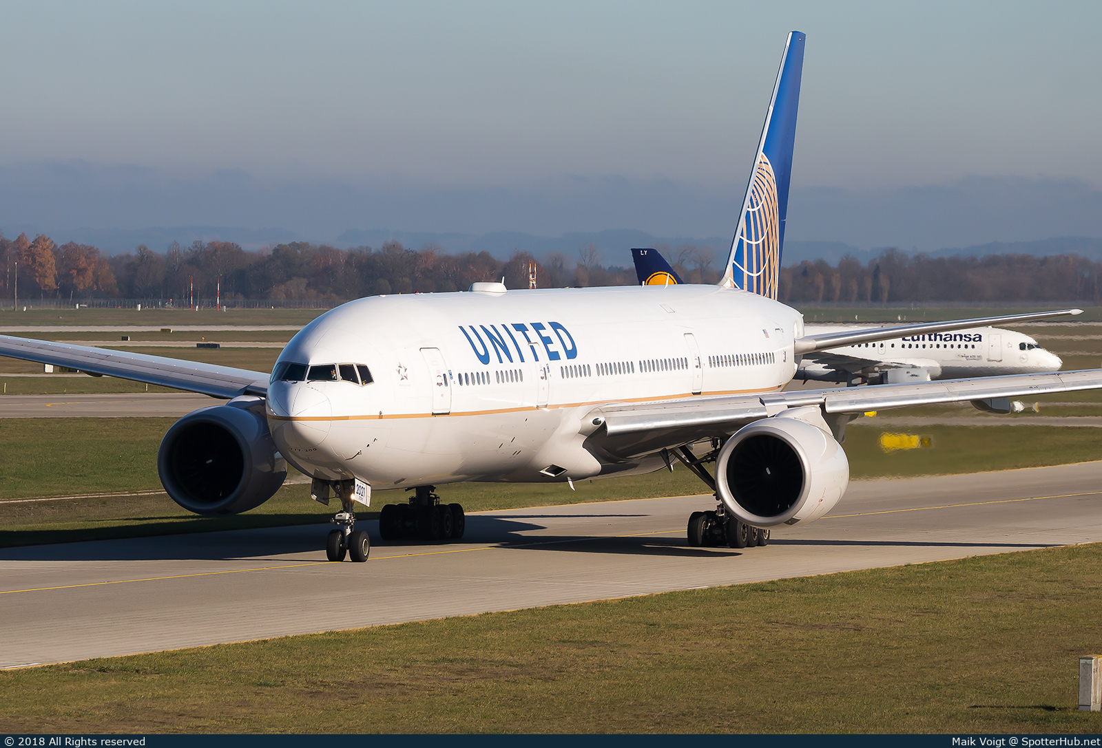 Photo of N221UA - Boeing 777-222(ER) operated by United Airlines