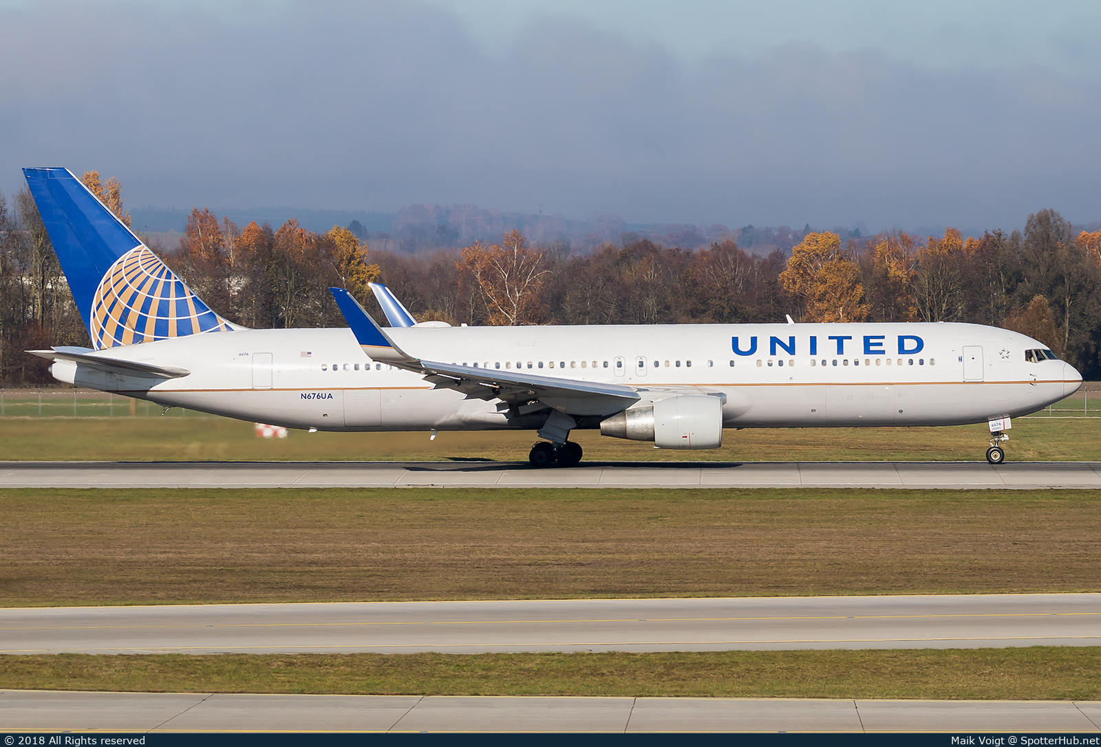 Photo of N676UA - Boeing 767-322(ER) operated by United Airlines