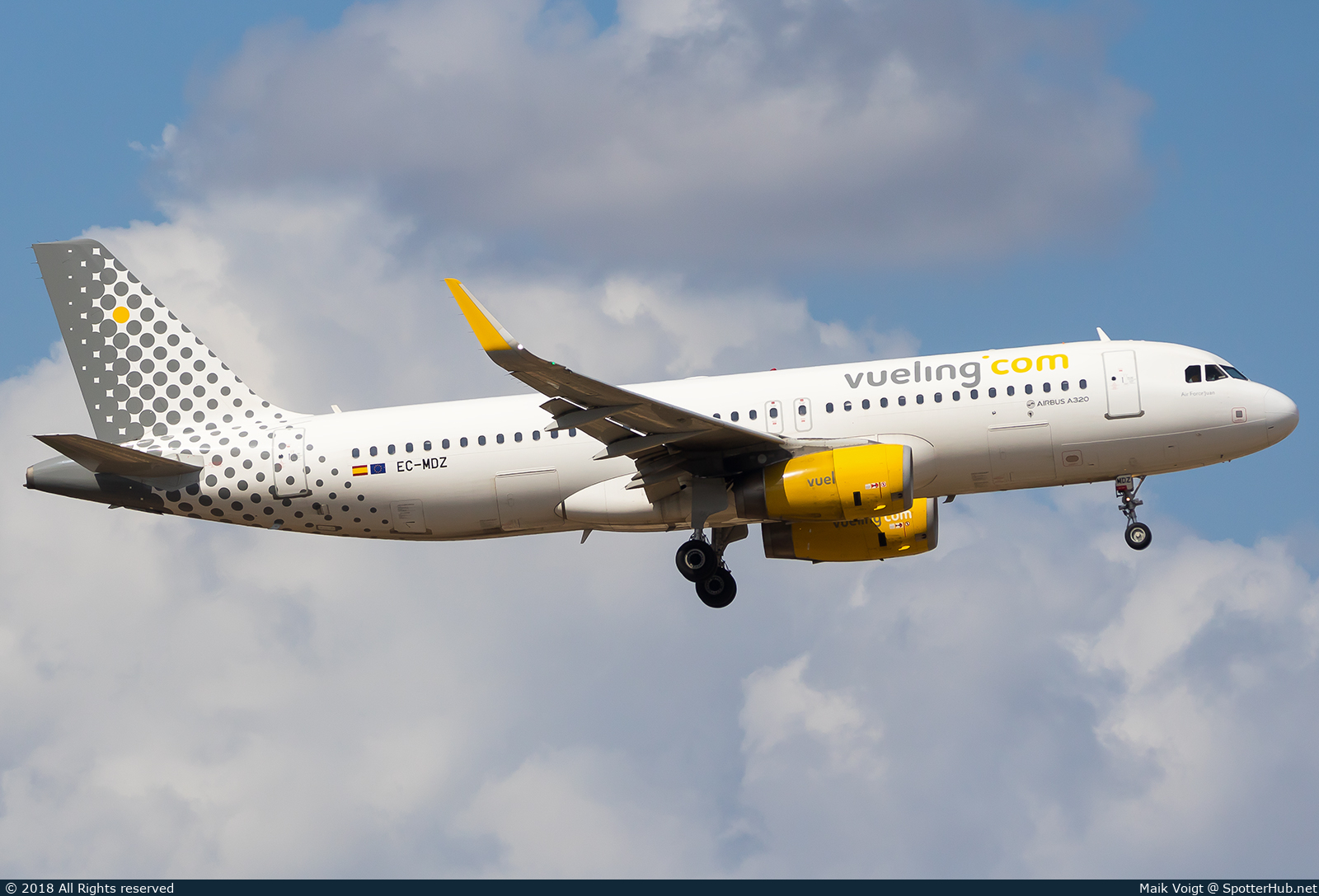 Photo of EC-MDZ - Airbus A320-232 operated by Vueling