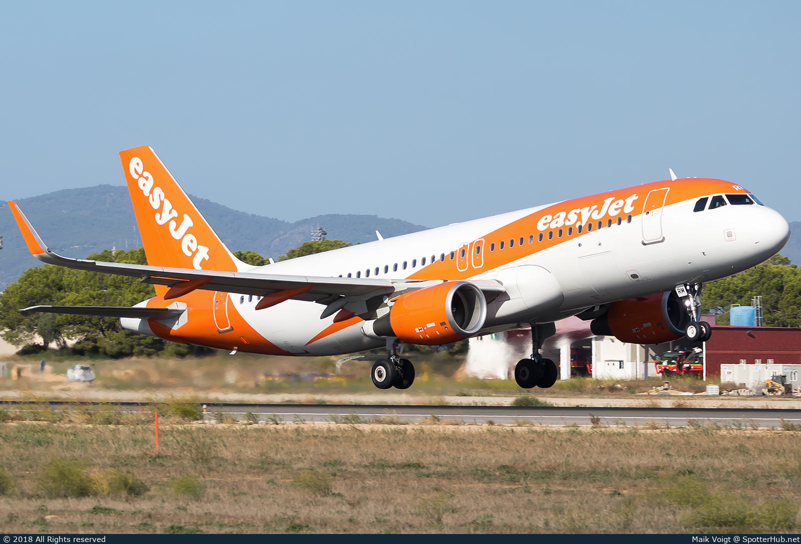 Photo of G-EZRM - Airbus A320-214 operated by easyJet