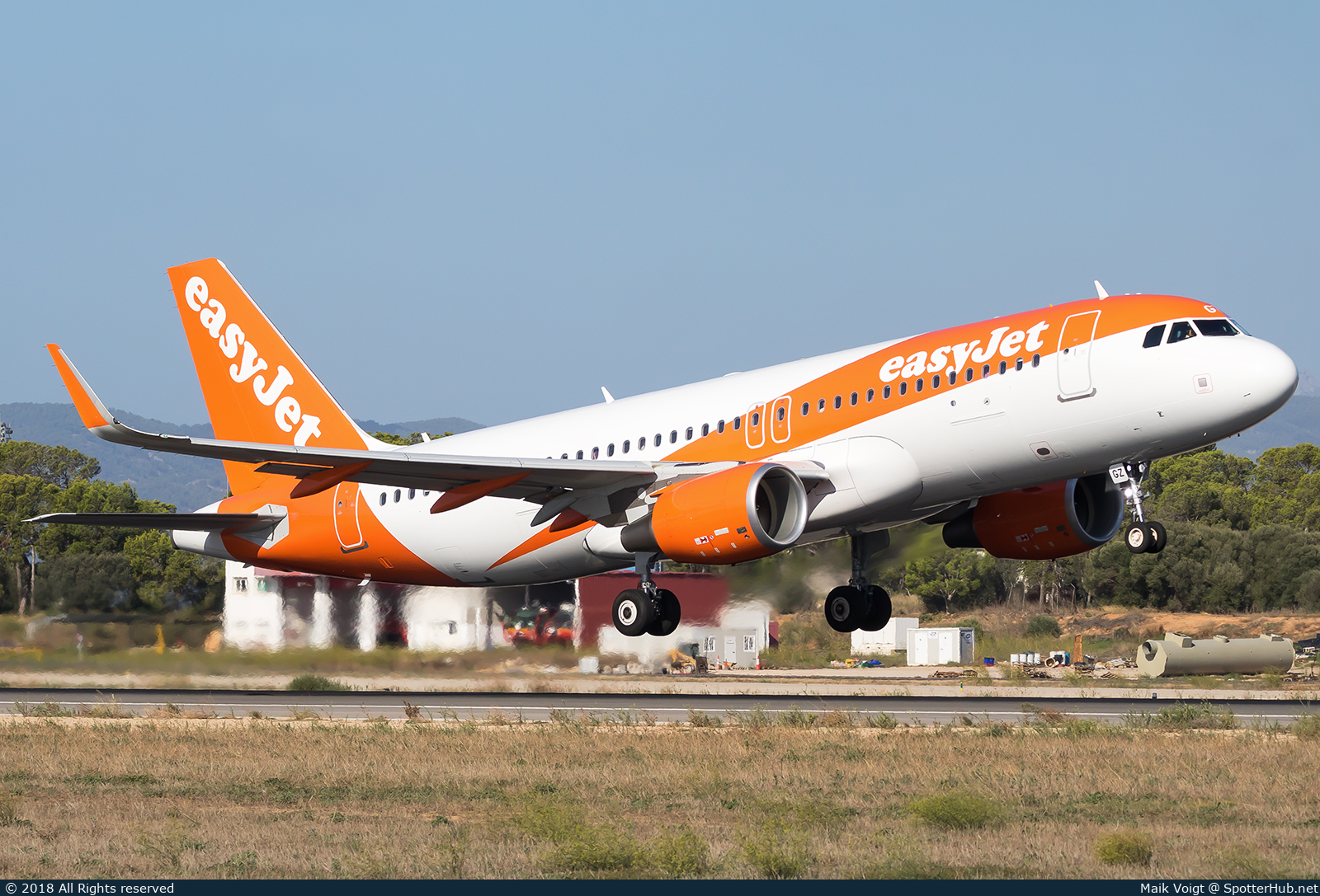 Photo of G-EZGZ - Airbus A320-214 operated by easyJet