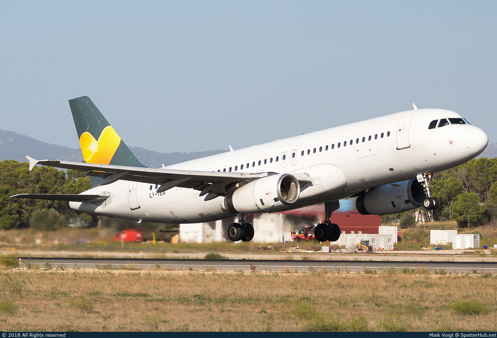 Photo of LY-VEN - Airbus A320-233 operated by Thomas Cook Airlines (opb Avion Express)