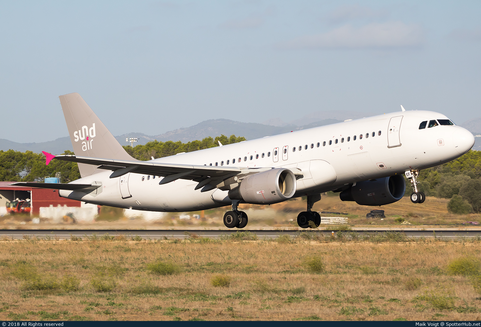 Photo of D-ASEF - Airbus A320-214 operated by Sundair