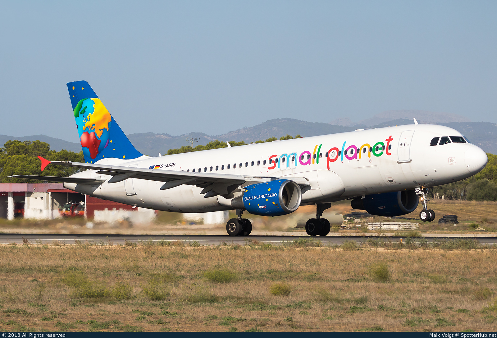 Photo of D-ASPI - Airbus A320-214 operated by Small Planet Airlines Germany
