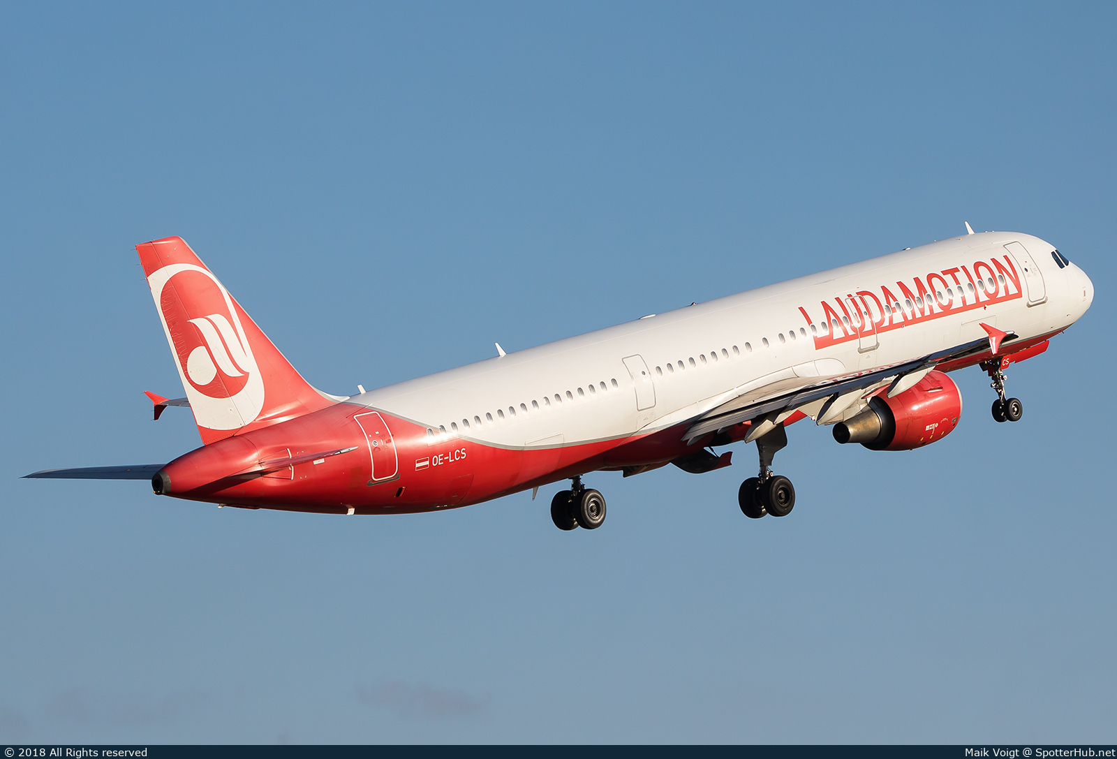 Photo of OE-LCS - Airbus A321-211 operated by Laudamotion