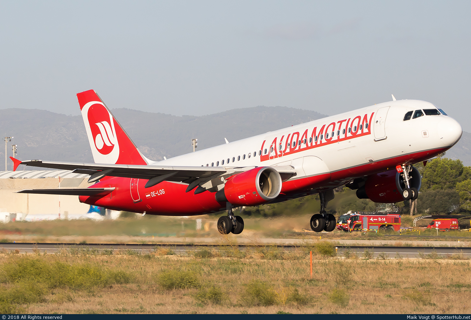 Photo of OE-LOG - Airbus A320-214 operated by Laudamotion