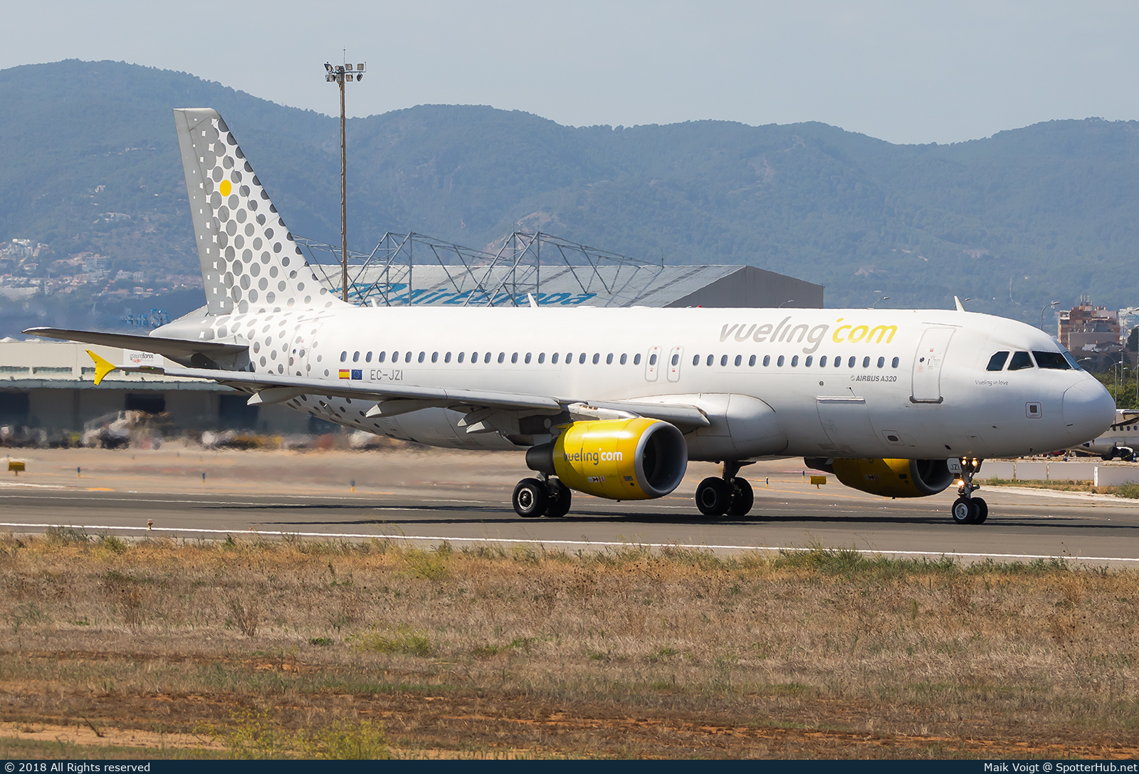 Photo of EC-JZI - Airbus A320-214 operated by Vueling