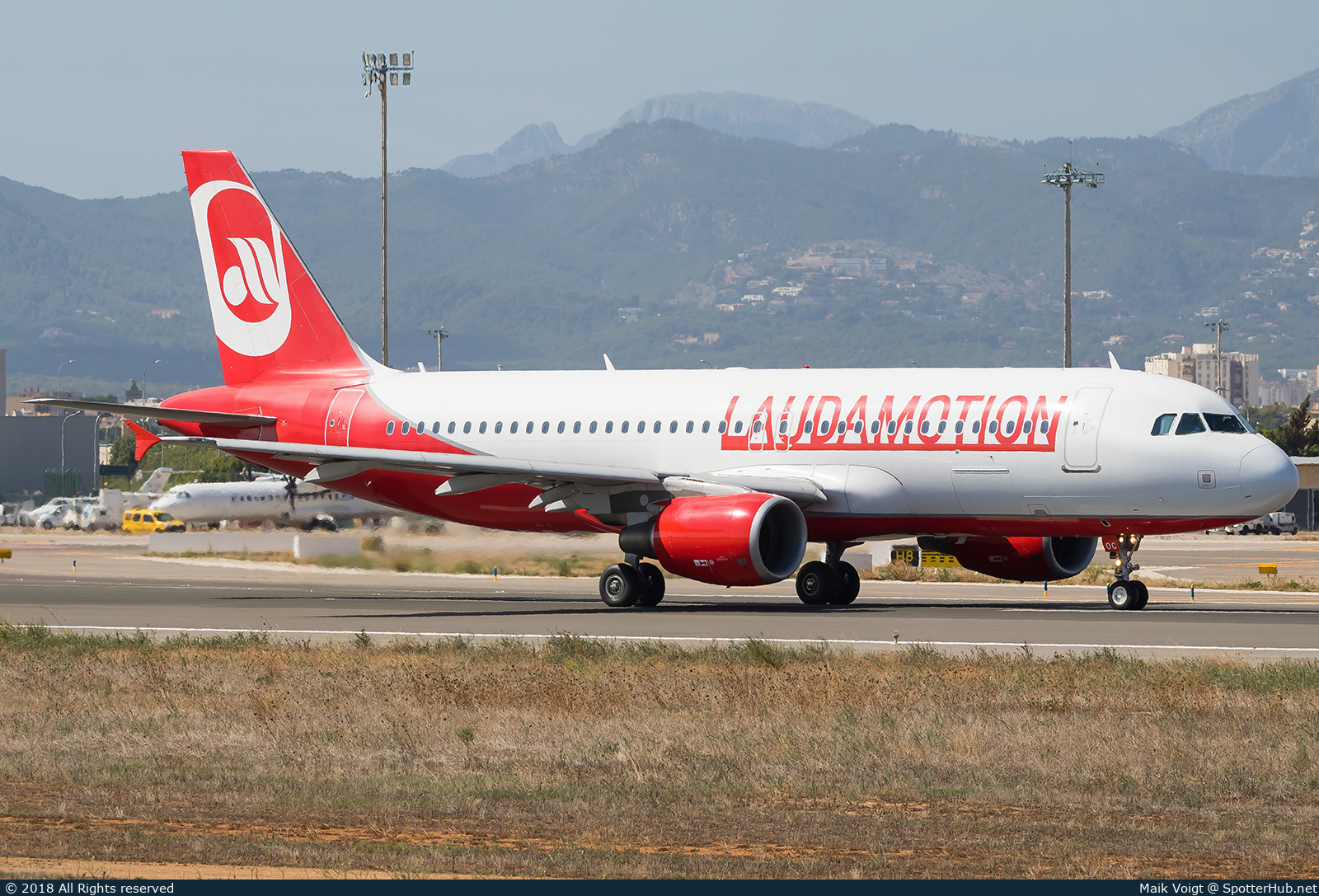 Photo of OE-LOC - Airbus A320-214 operated by Laudamotion