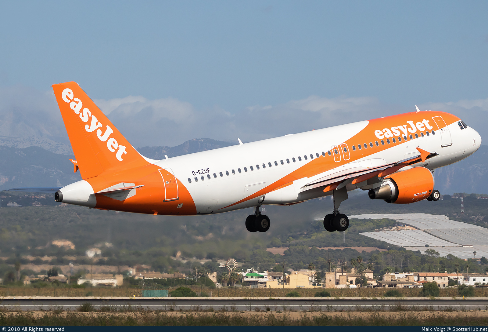 Photo of G-EZUF - Airbus A320-214 operated by easyJet