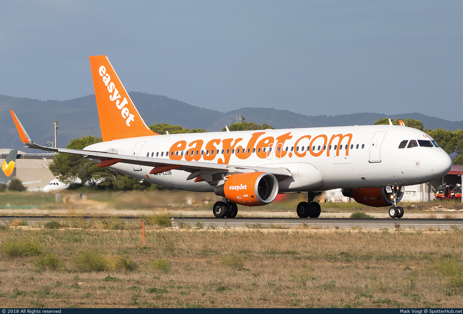 Photo of G-EZOB - Airbus A320-214 operated by easyJet