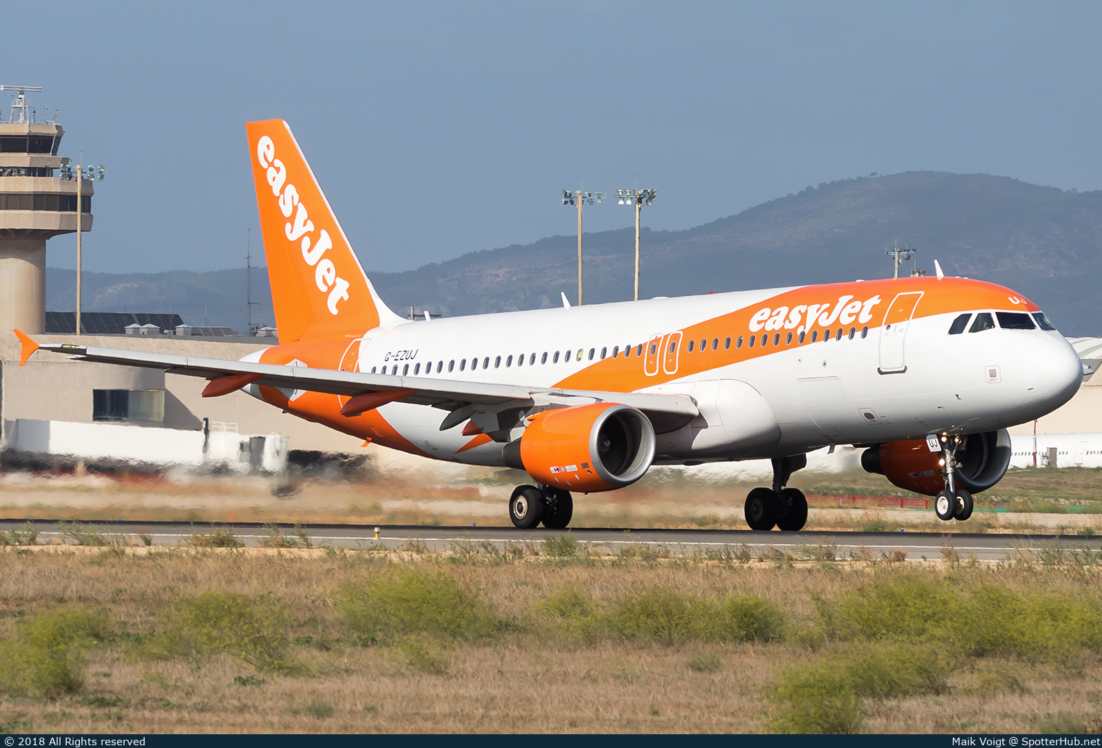 Photo of G-EZUJ - Airbus A320-214 operated by easyJet