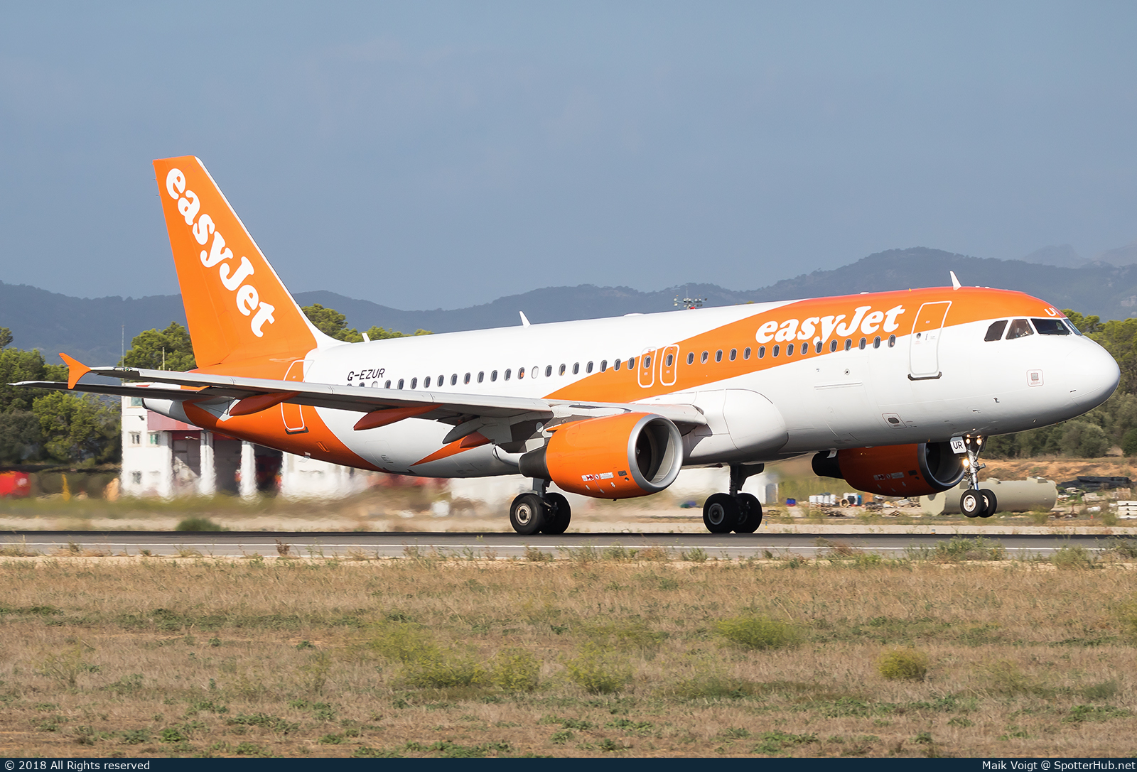 Photo of G-EZUR - Airbus A320-214 operated by easyJet