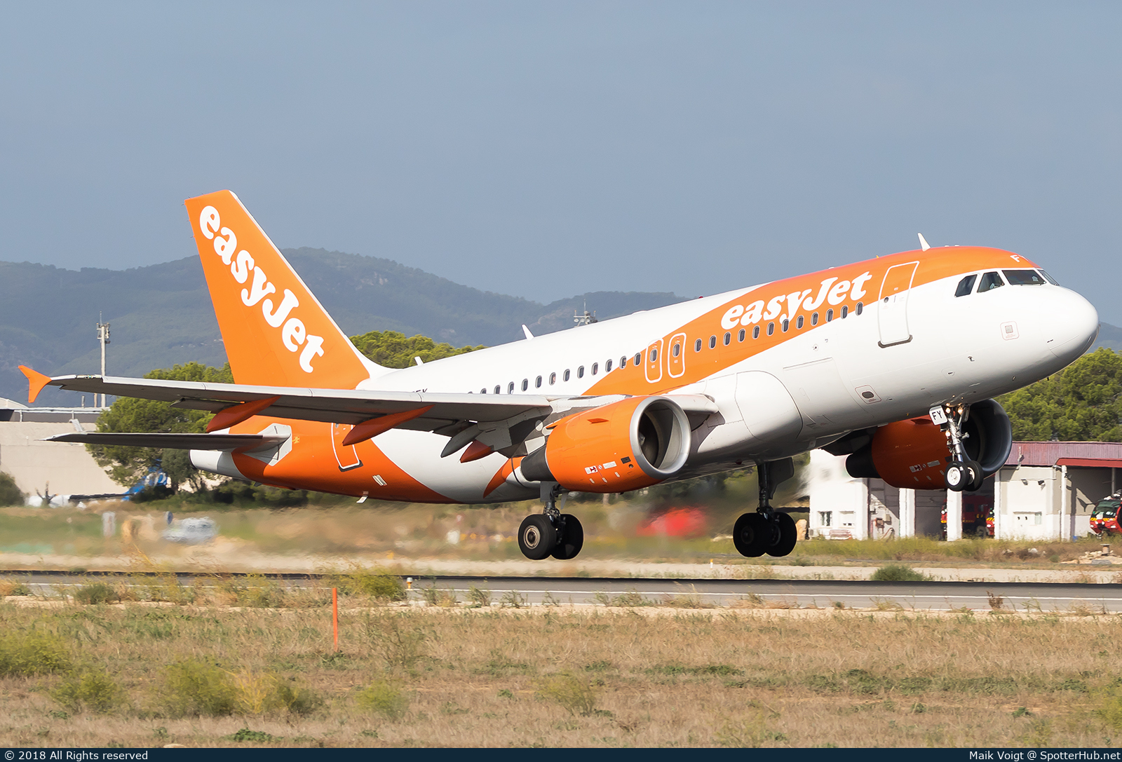 Photo of G-EZFY - Airbus A319-111 operated by easyJet