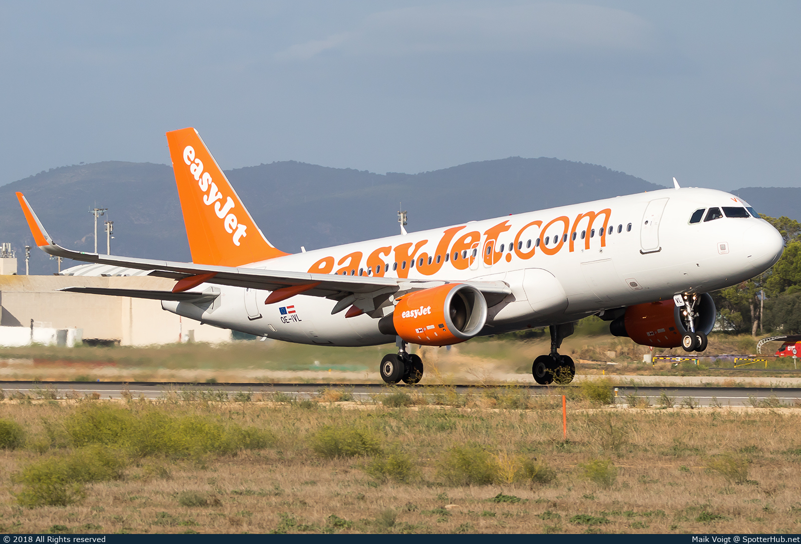 Photo of OE-IVL - Airbus A320-214 operated by easyJet Europe