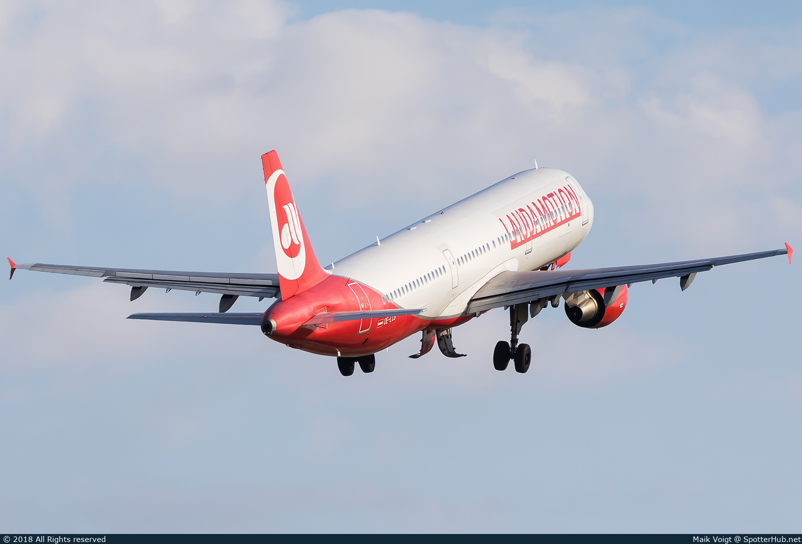 Photo of OE-LCG - Airbus A321-211 operated by Laudamotion