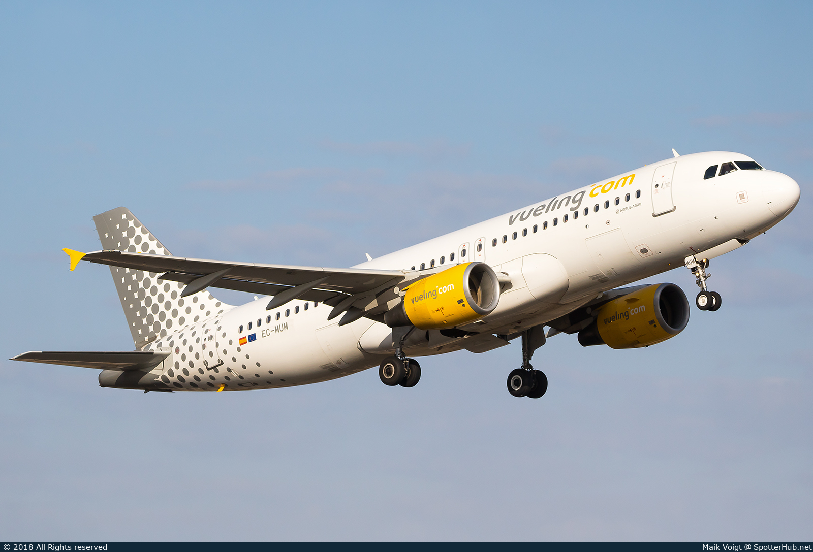 Photo of EC-MUM - Airbus A320-214 operated by Vueling