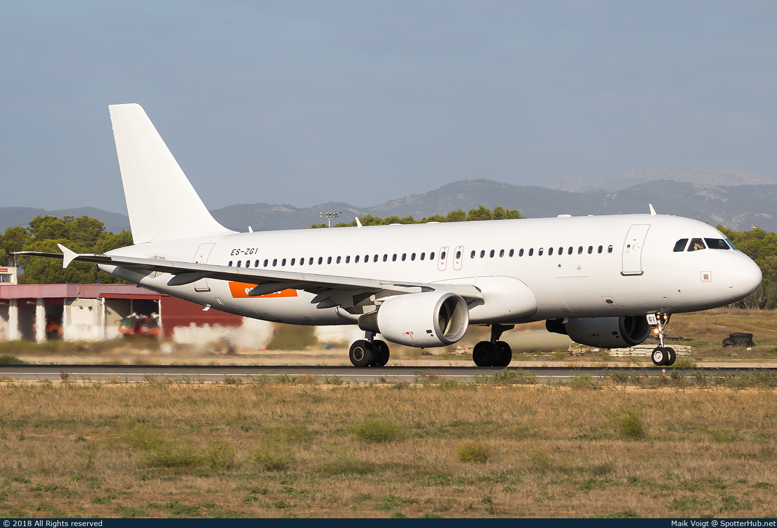 Photo of ES-ZGI - Airbus A320-214 operated by easyJet (opb SmartLynx Estonia)
